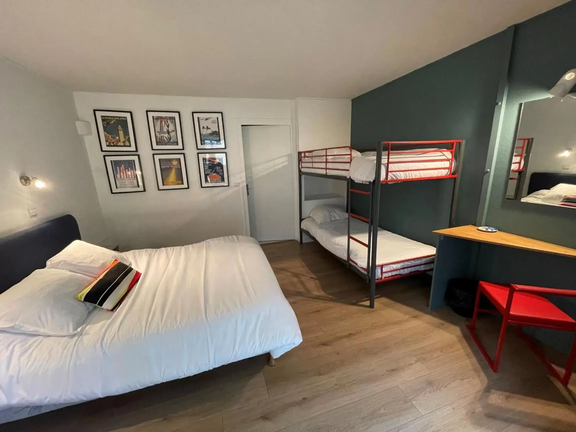 Quadruple Room in Hôtel Les Hauts de Meursault Quadruple Room in Hôtel Les Hauts de Meursault