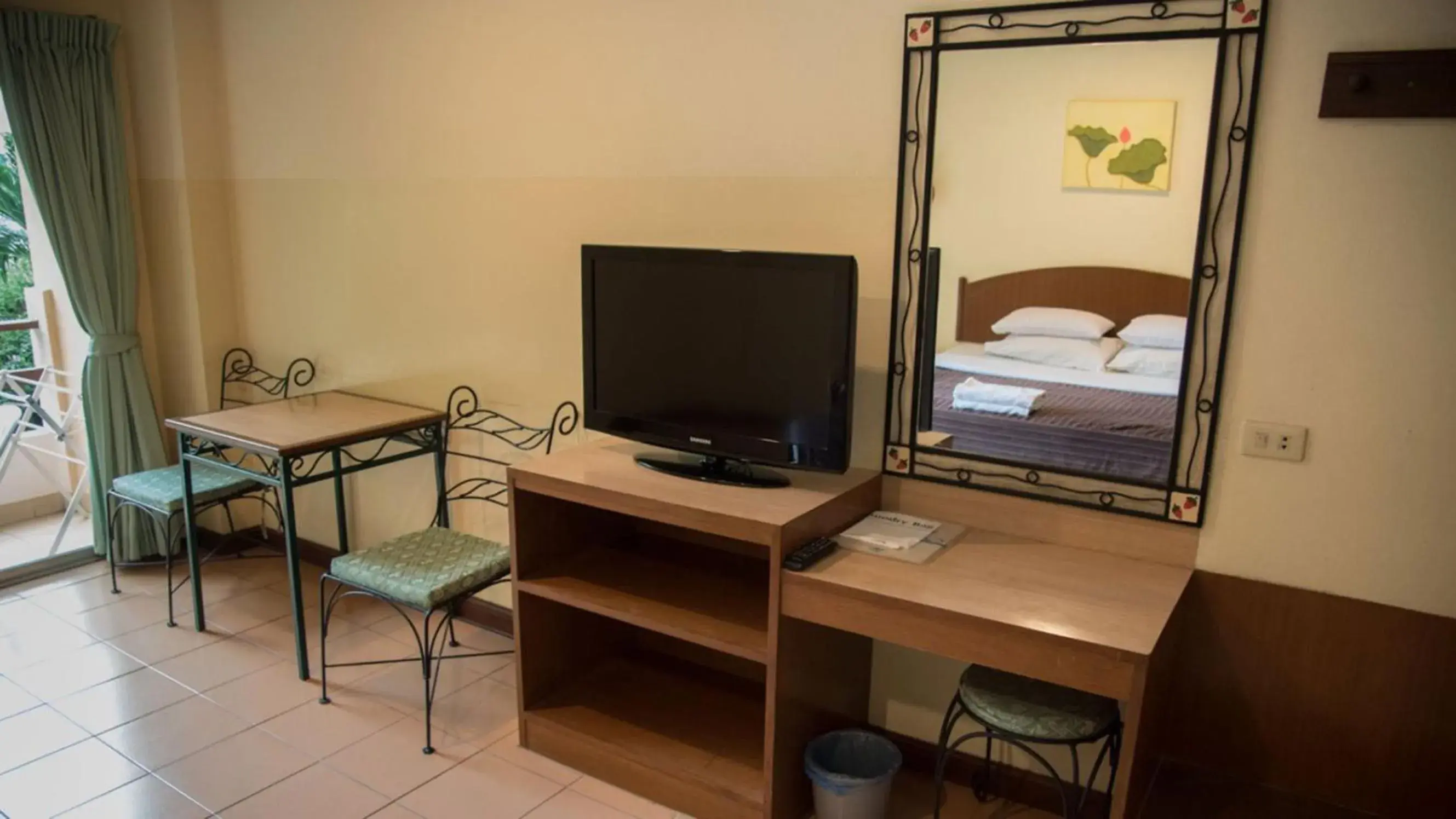 TV and multimedia, Bed in Opey De Place Pattaya