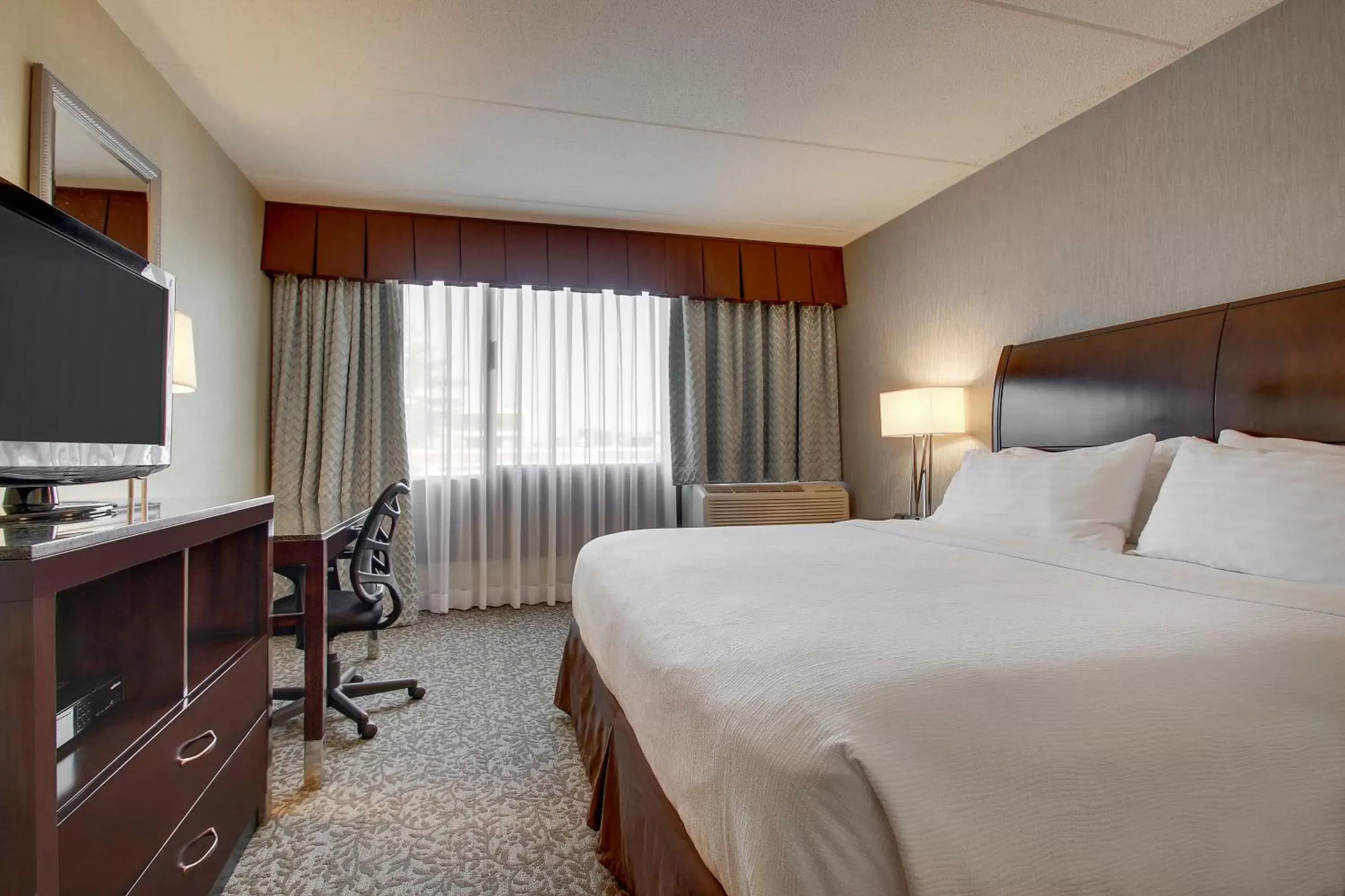 Photo of the whole room, Bed in Holiday Inn Westbury-Long Island, an IHG Hotel