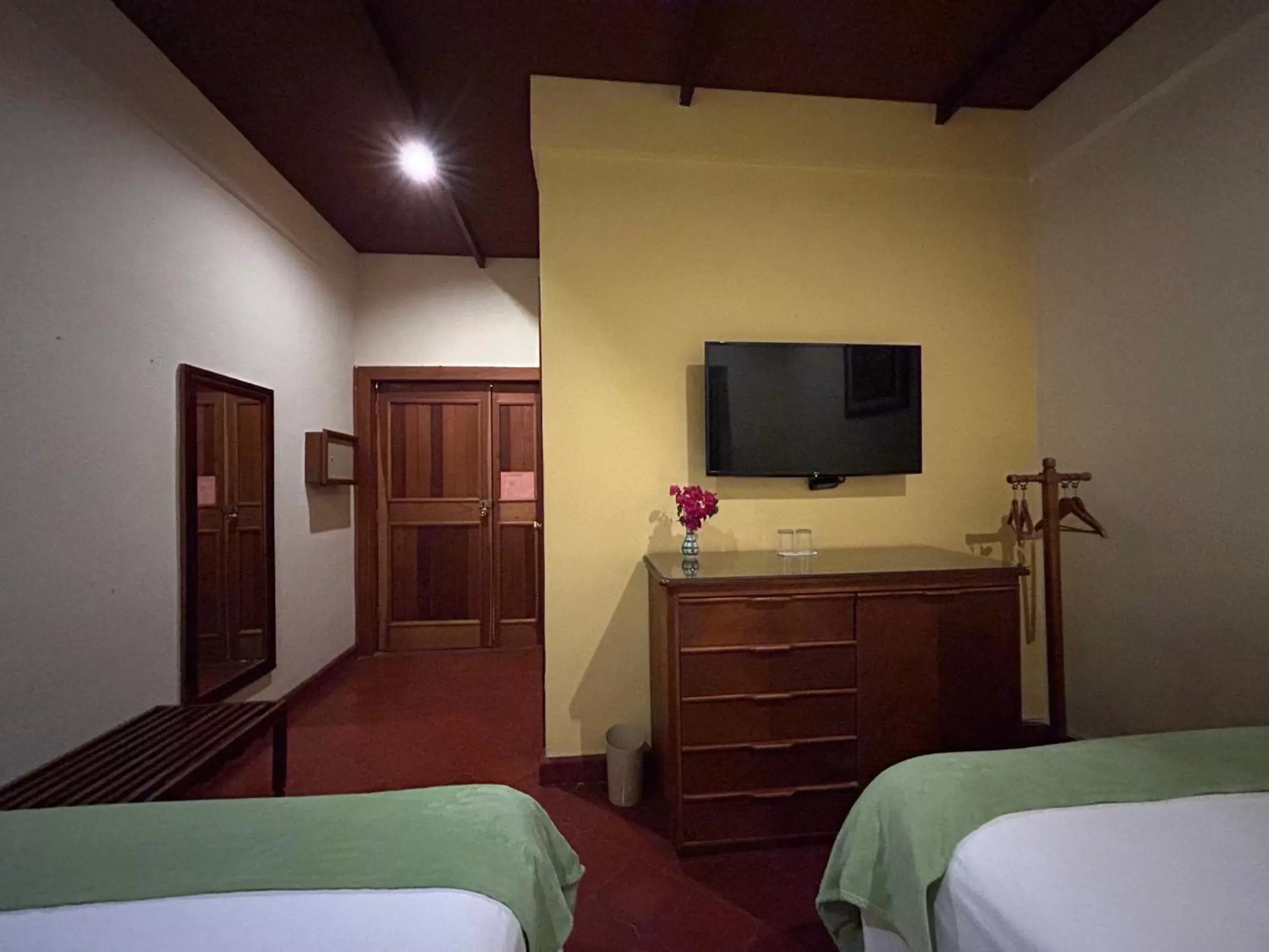 Bedroom, TV/Entertainment Center in Hotel del Patio
