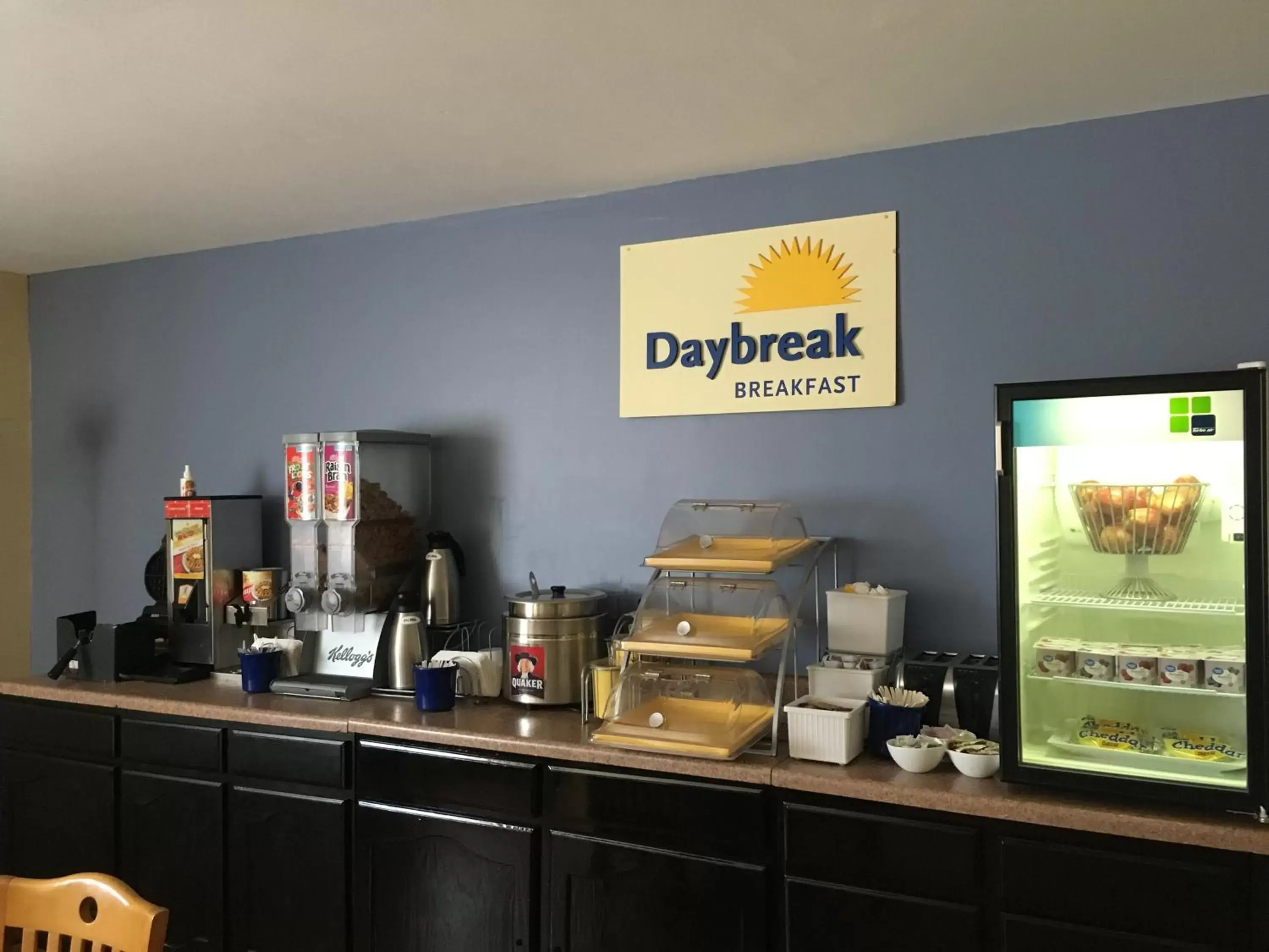 Coffee/tea facilities, Restaurant/Places to Eat in Days Inn & Suites by Wyndham Red Rock-Gallup