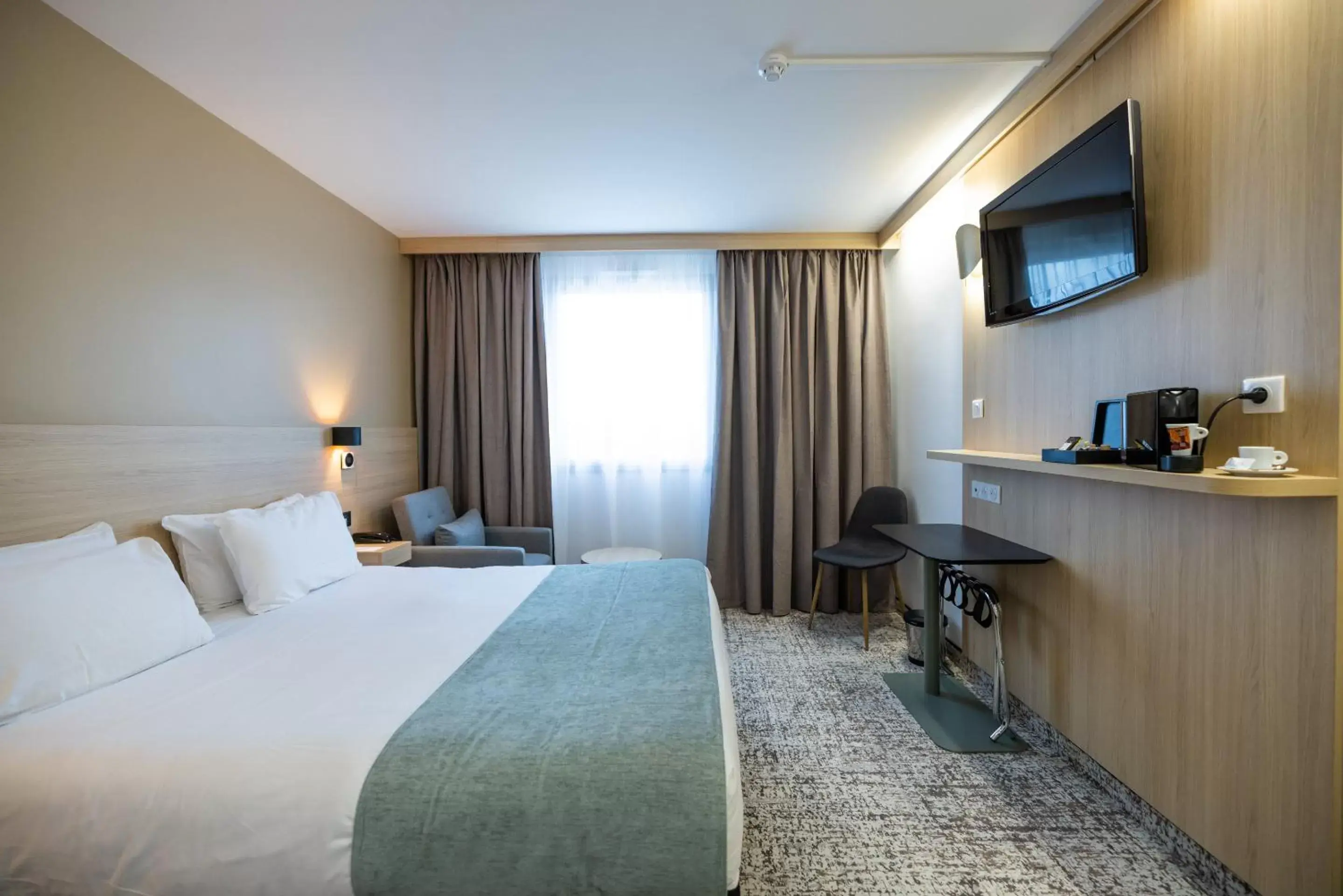 Executive Queen Room with Sofa Bed - Non-Smoking in Sure Hotel by Best Western Bordeaux Lac Executive Queen Room with Sofa Bed - Non-Smoking in Sure Hotel by Best Western Bordeaux Lac