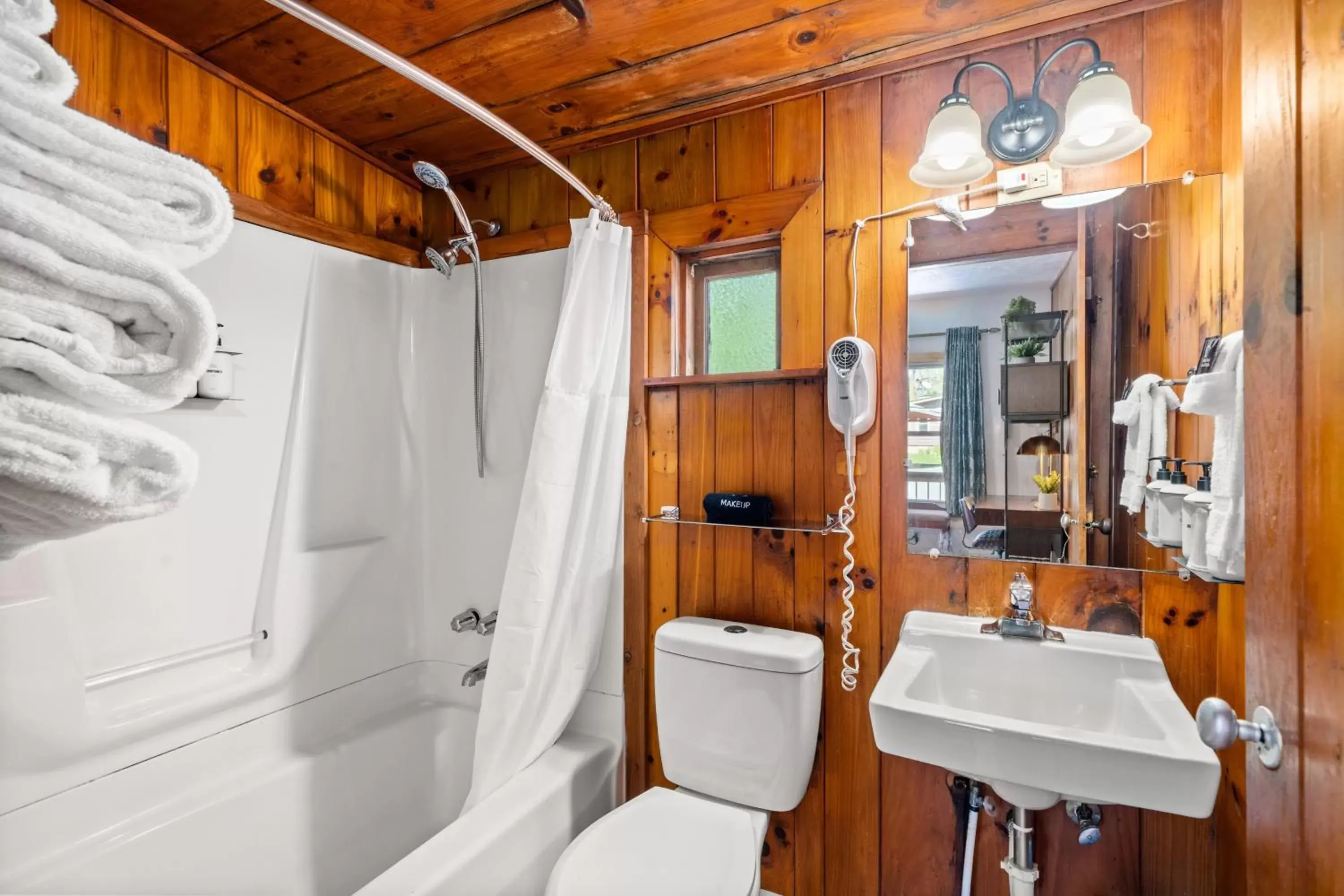 Shower, Bathroom in CedarWood Inn