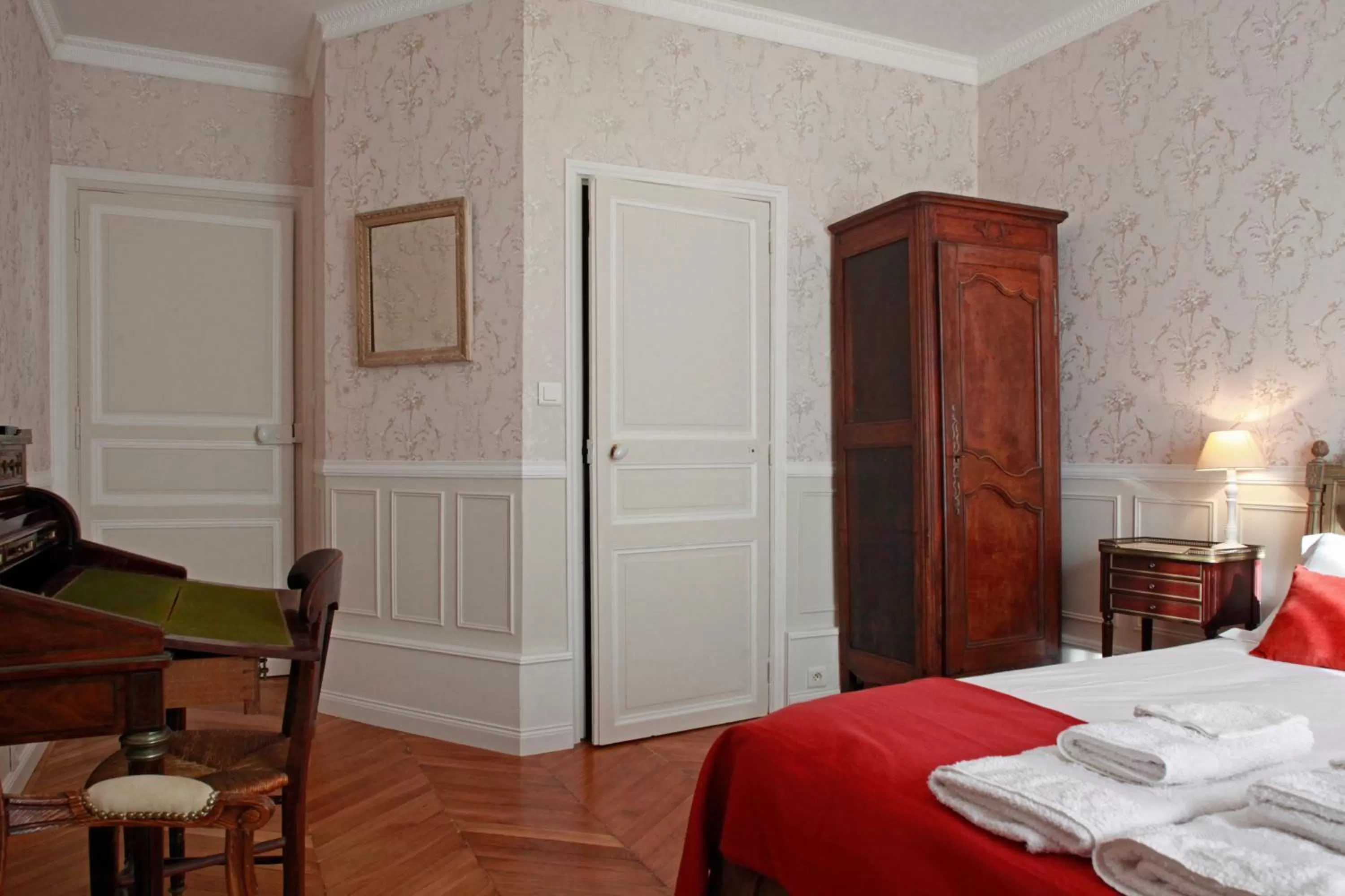 Photo of the whole room, Bed in Les Chambres de Mathilde