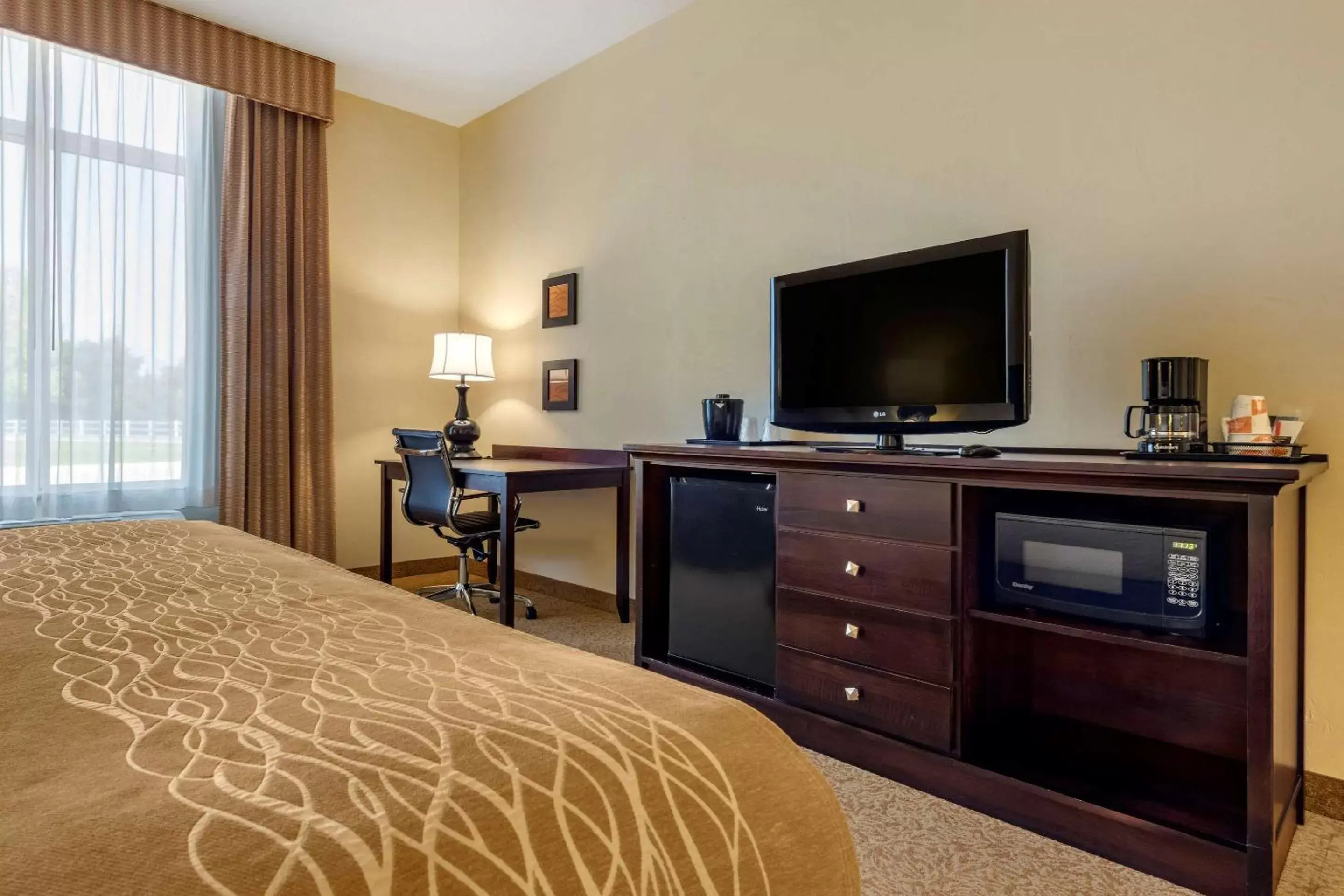 Photo of the whole room, TV/Entertainment Center in Comfort Inn & Suites