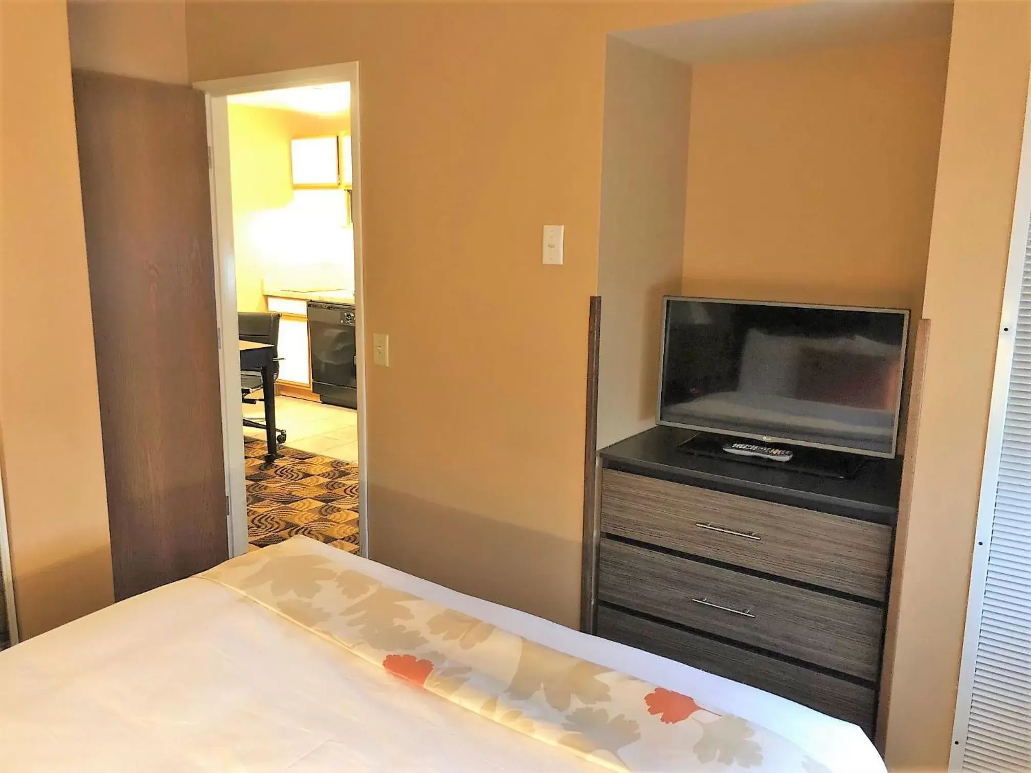 TV and multimedia, TV/Entertainment Center in Hawthorn Suites By Wyndham Oak Creek/Milwaukee Airport