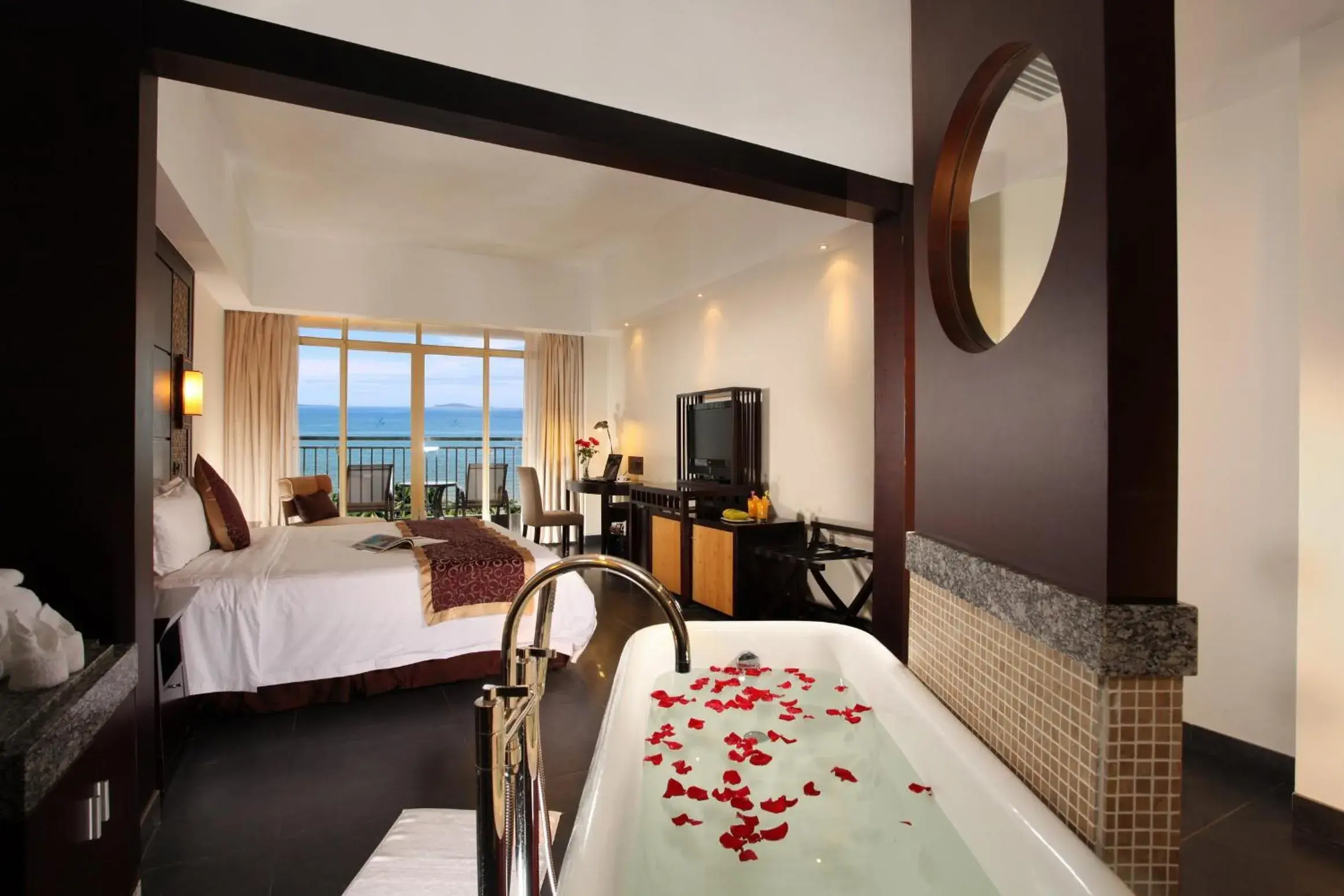 Premier Romantic Double Room with Sea View  in Shengyi Holiday Villa Hotel