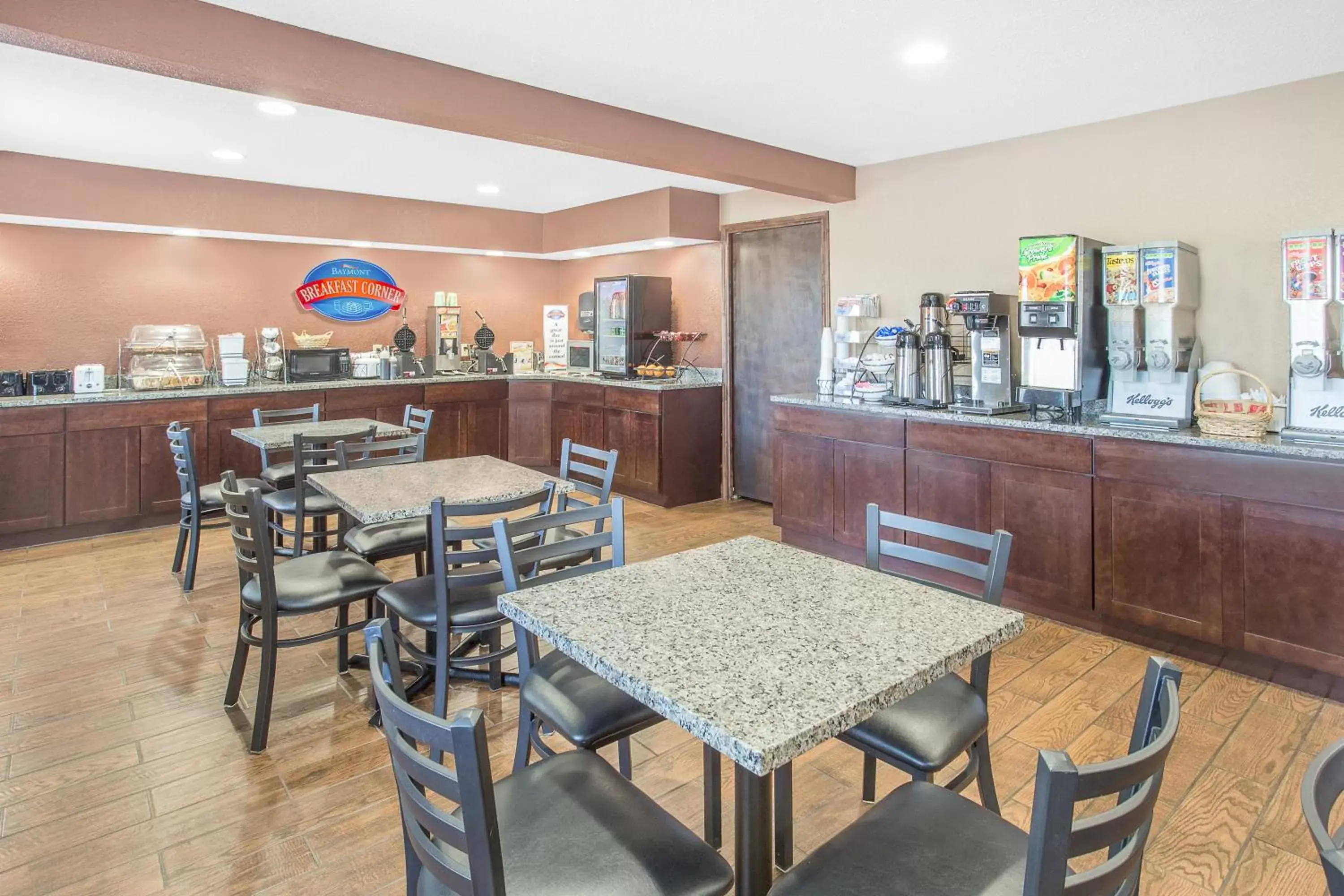 Coffee/tea facilities, Restaurant/Places to Eat in Baymont by Wyndham Holland