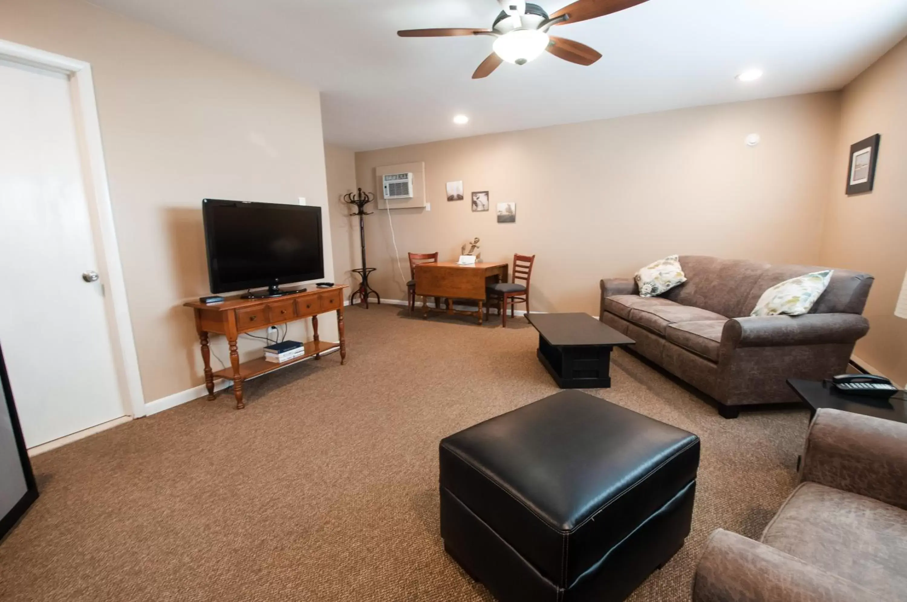 Photo of the whole room, Seating Area in East Shore Lodging