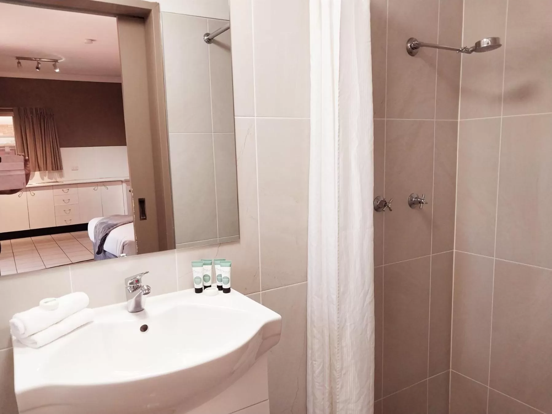 Bathroom in Tallarook Motor Inn