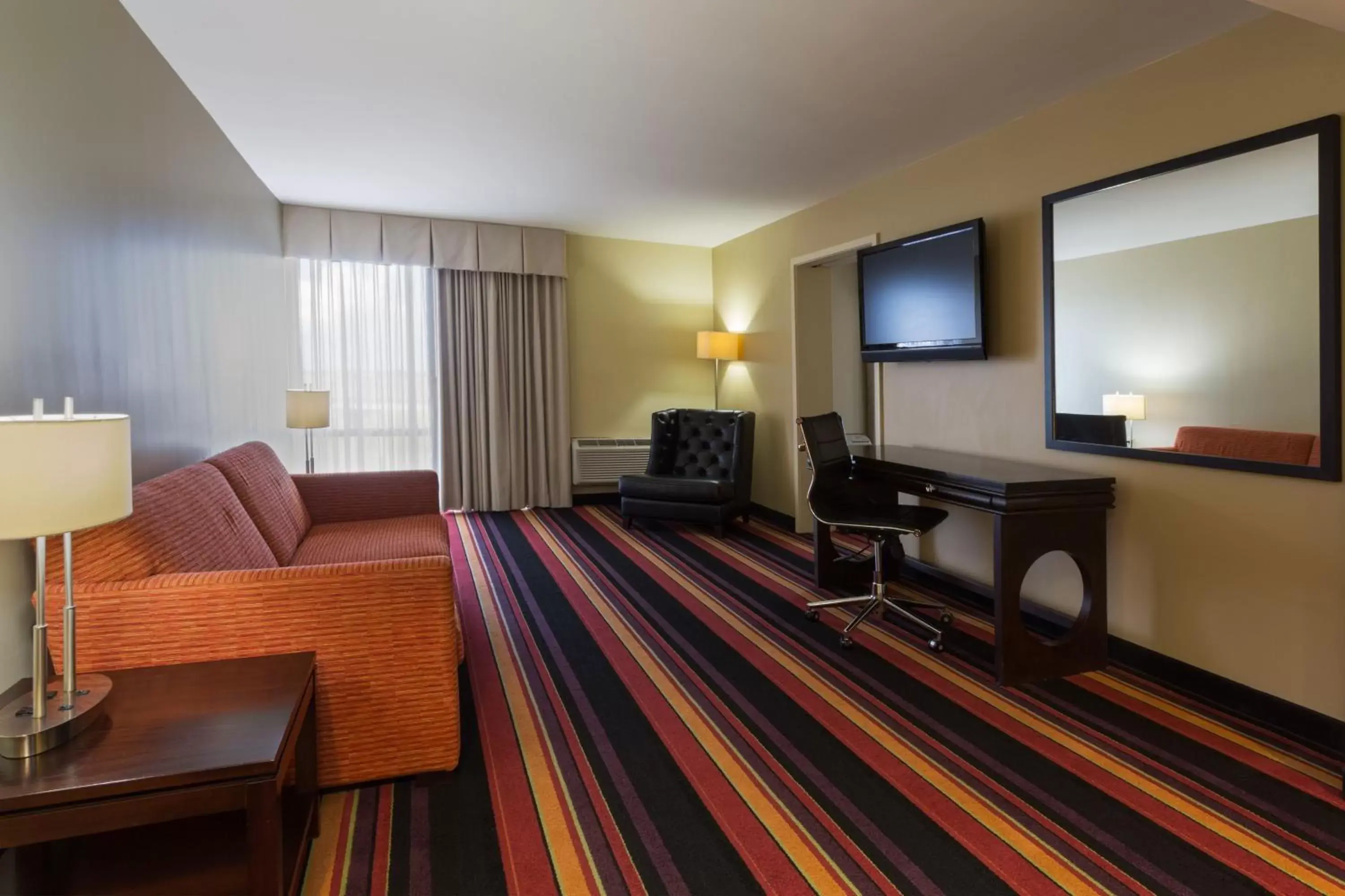 Photo of the whole room, TV/Entertainment Center in Clarion Hotel New Orleans - Airport & Conference Center