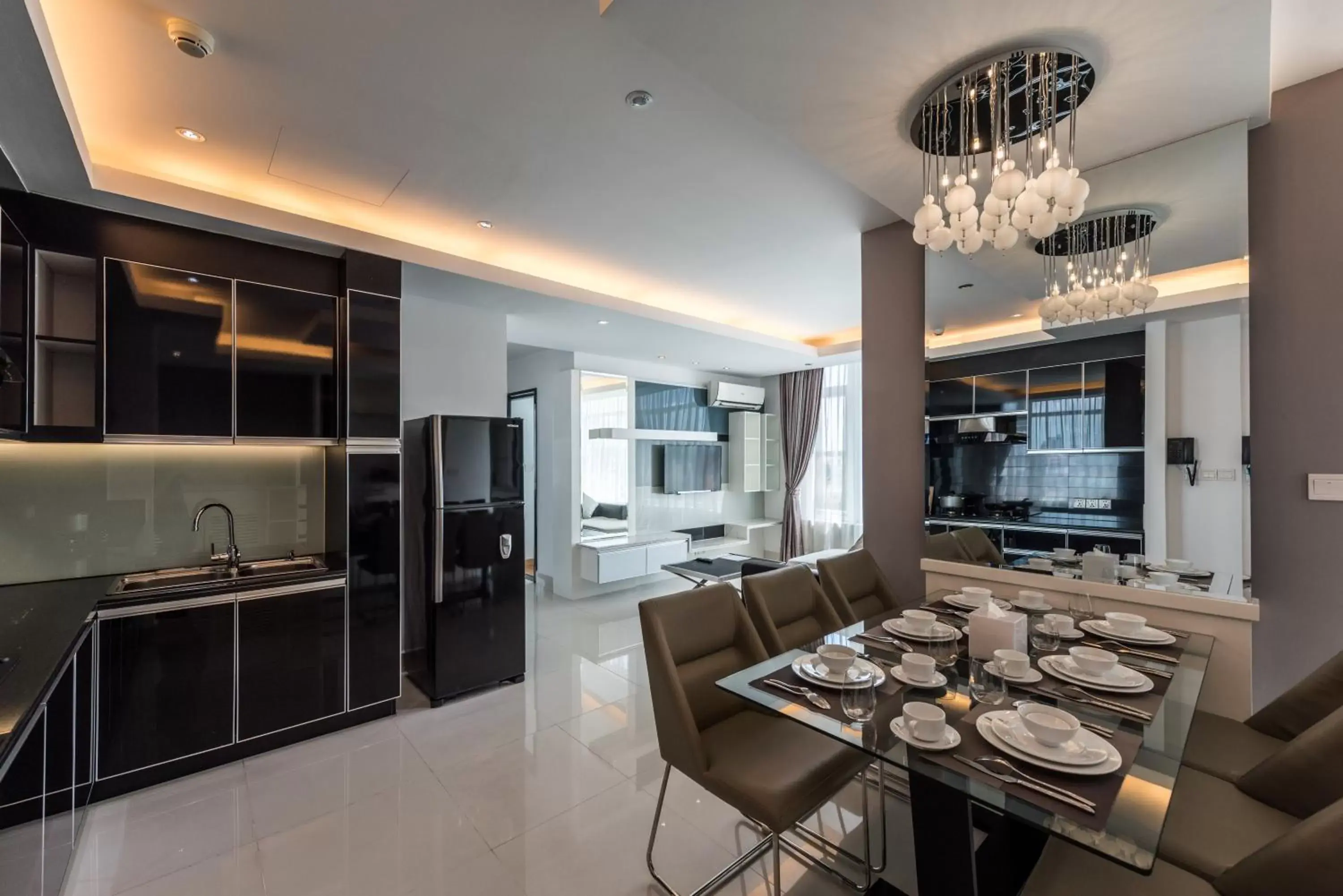 Kitchen or kitchenette, Dining Area in Naki Suites @ Silvertown