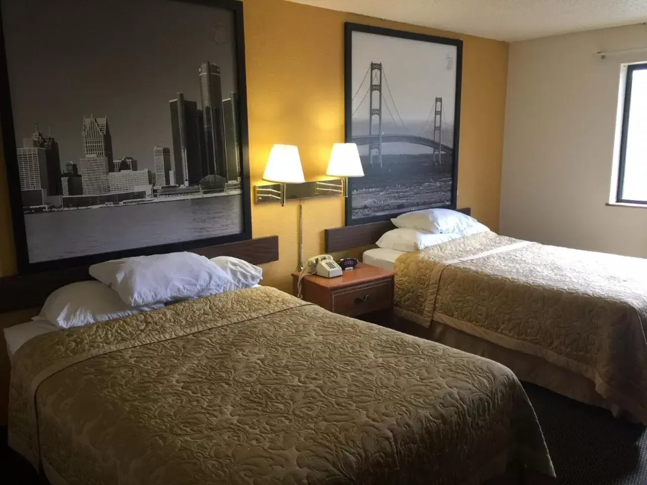 Photo of the whole room, Bed in Super 8 by Wyndham Canton/Livonia Area