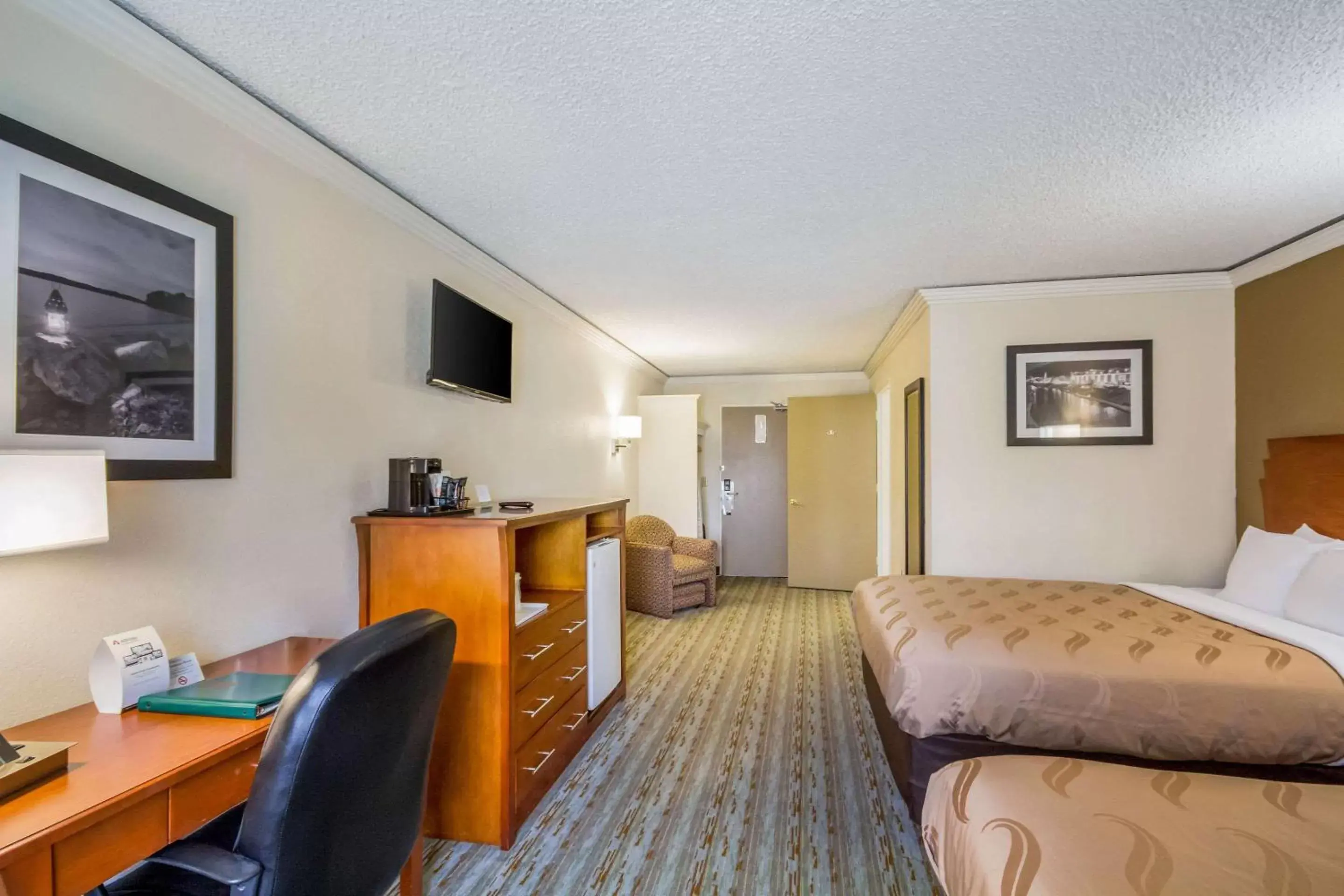 Photo of the whole room, TV/Entertainment Center in Quality Inn & Suites Kansas City - Independence I-70 East