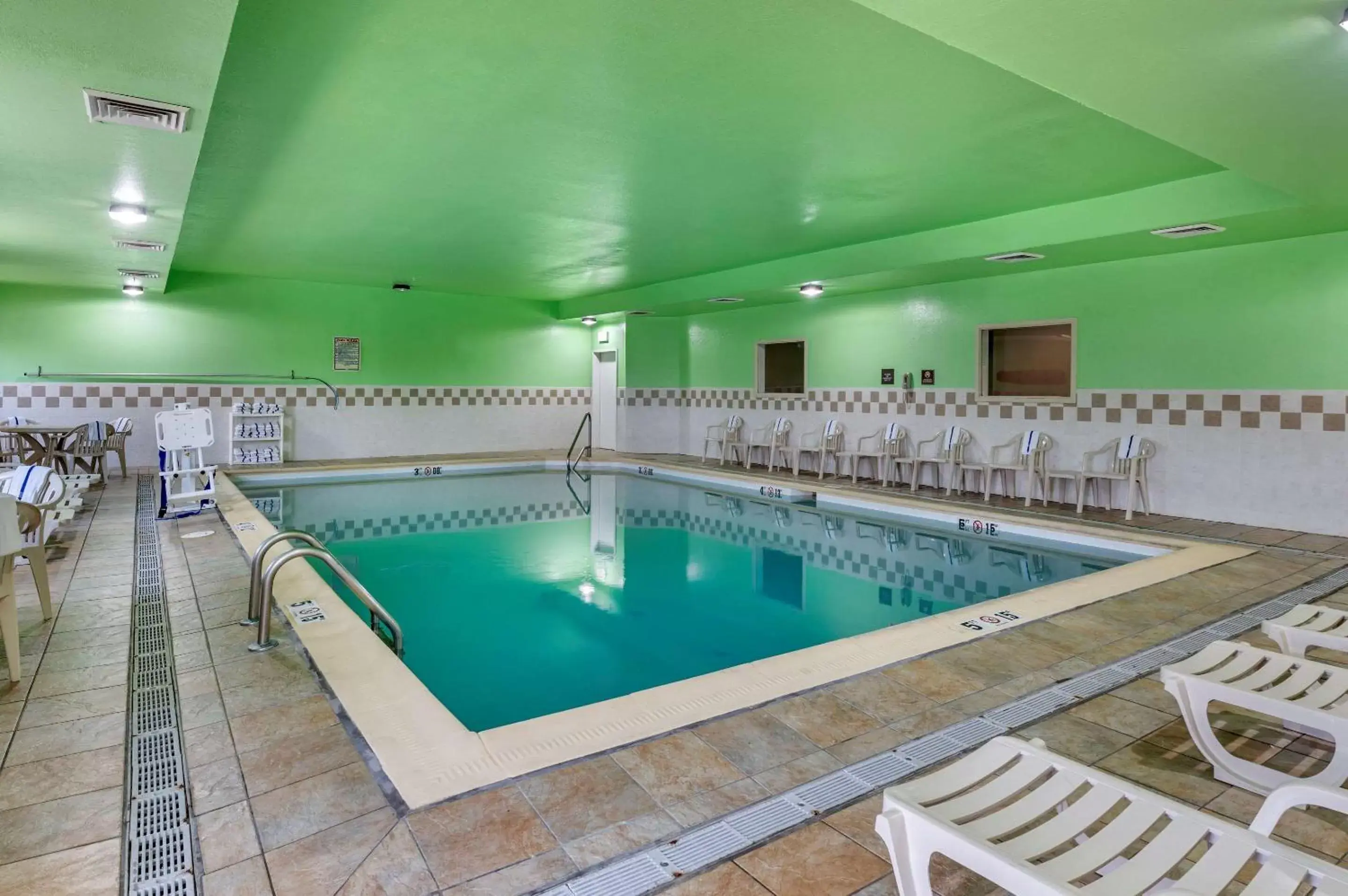 Activities, Swimming Pool in Comfort Inn Lawrenceburg