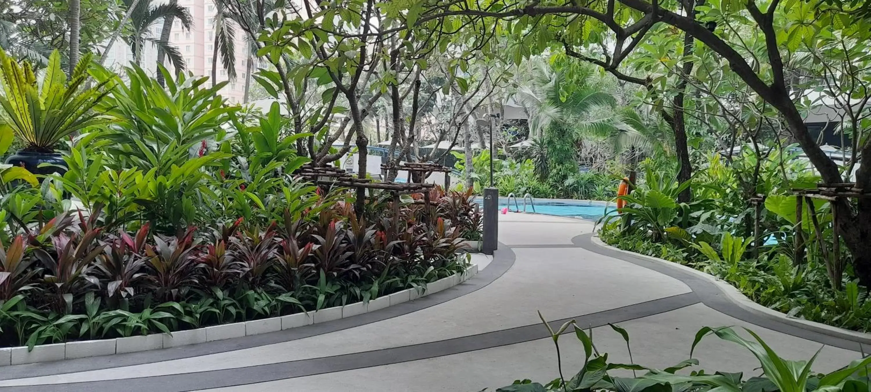 Garden, Swimming Pool in Chatrium Residence Sathon Bangkok