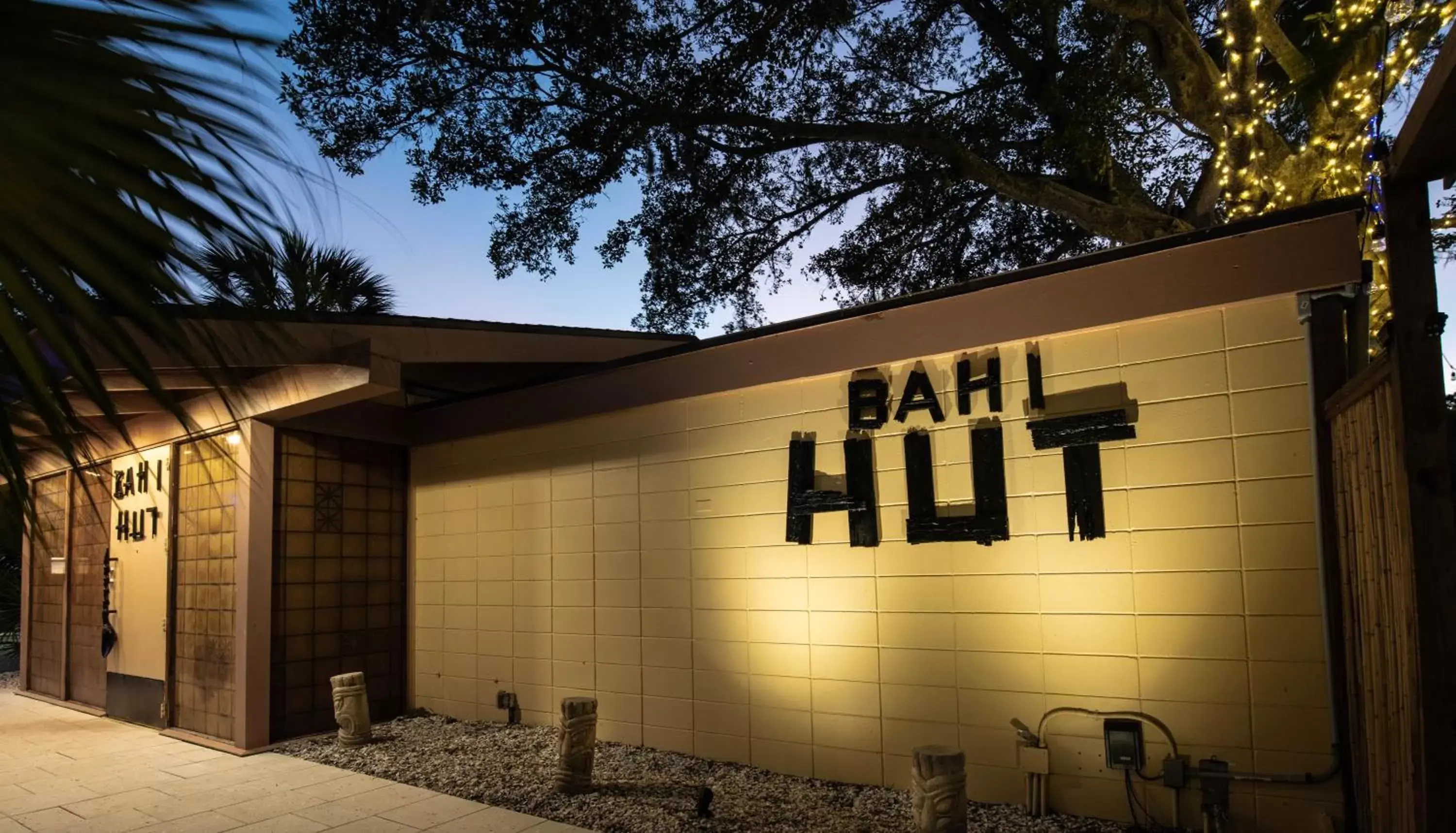 Lounge or bar, Property Building in Golden Host Resort Sarasota