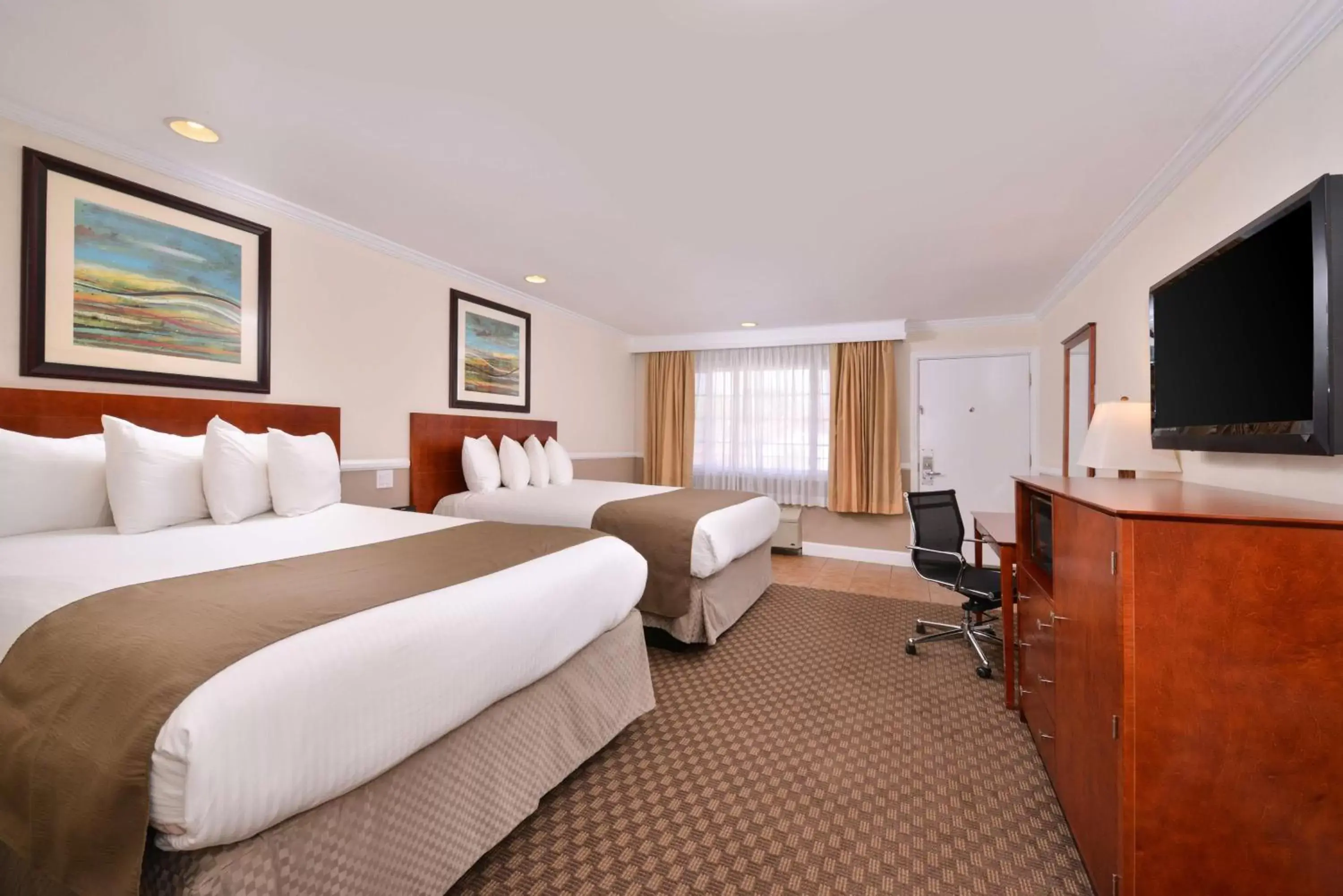 Queen Room with Two Queen Beds and Bath Tub - Disability Access/Pet Friendly in Best Western Capistrano Inn
