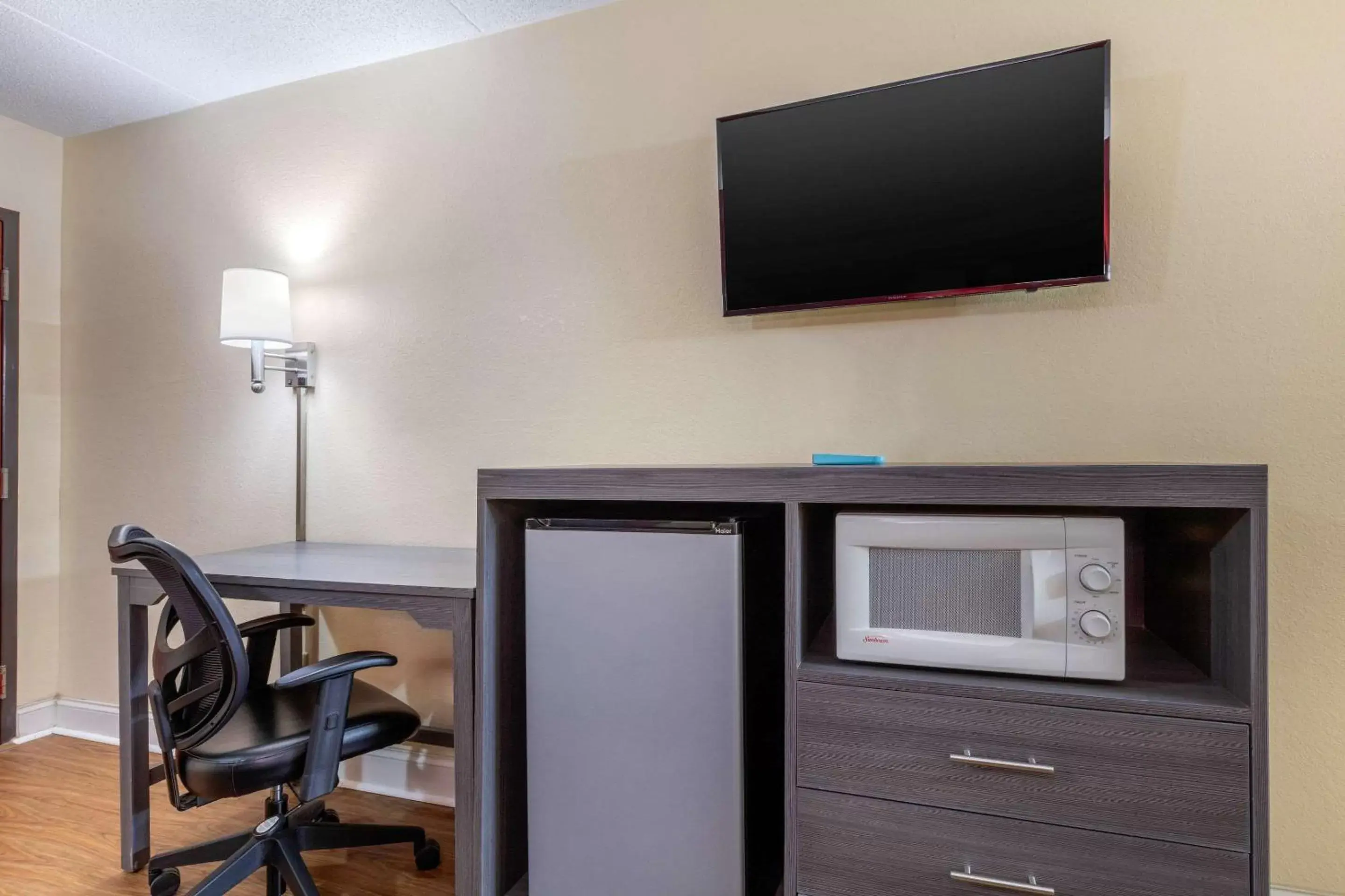 Photo of the whole room, TV/Entertainment Center in Econo Lodge Chattanooga