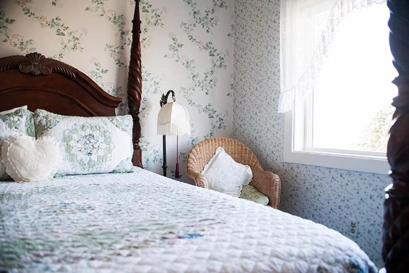 Bed in Anchorage Inn B&B