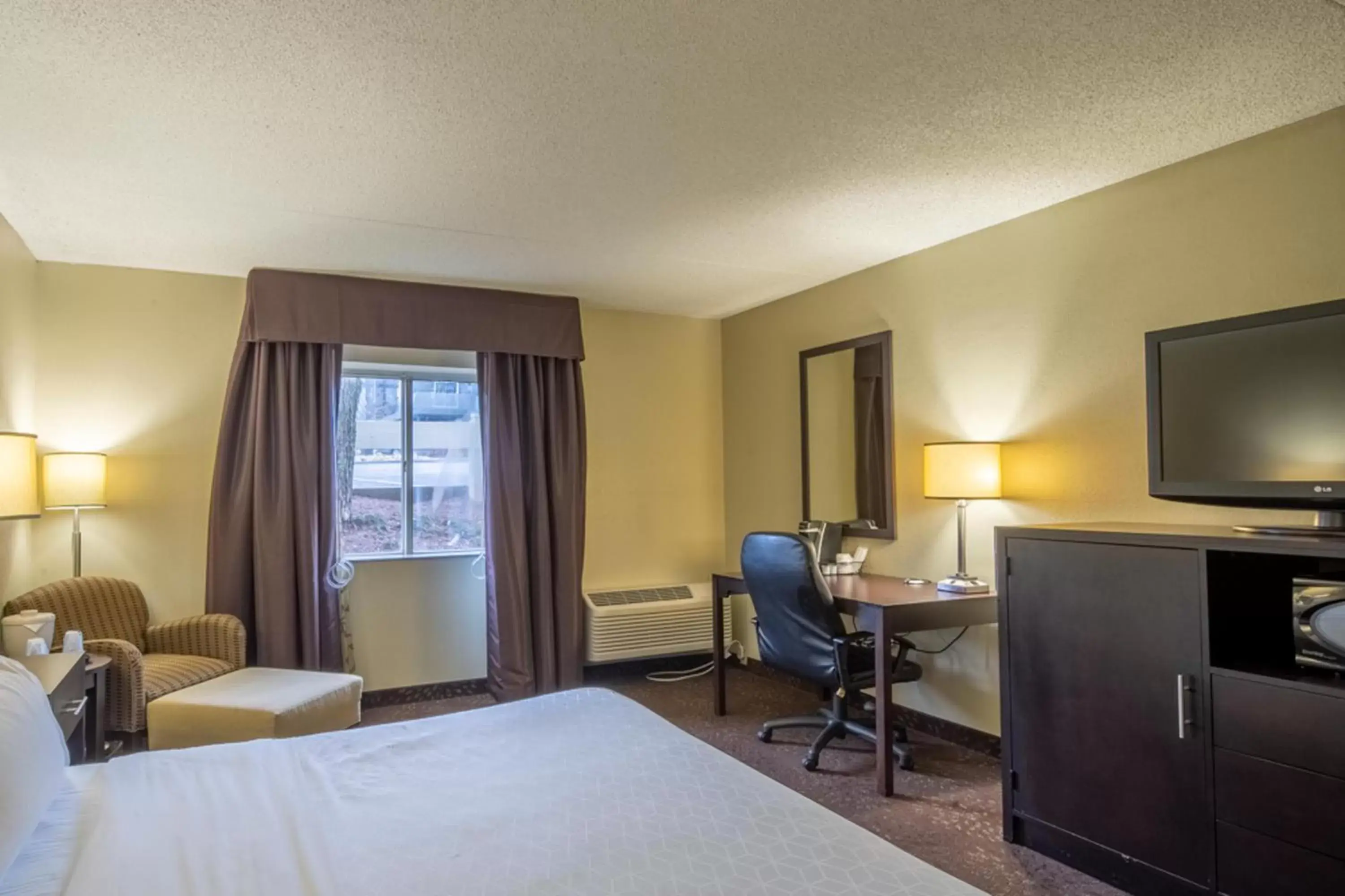 Bedroom, TV/Entertainment Center in Holiday Inn Express Hotel & Suites Pittsburgh Airport, an IHG Hotel