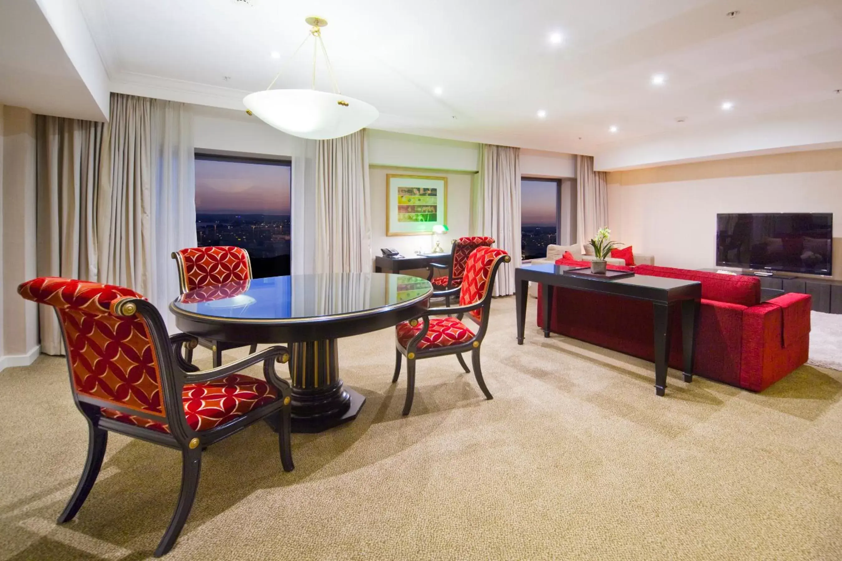 Seating area in Stamford Plaza Sydney Airport Hotel & Conference Centre