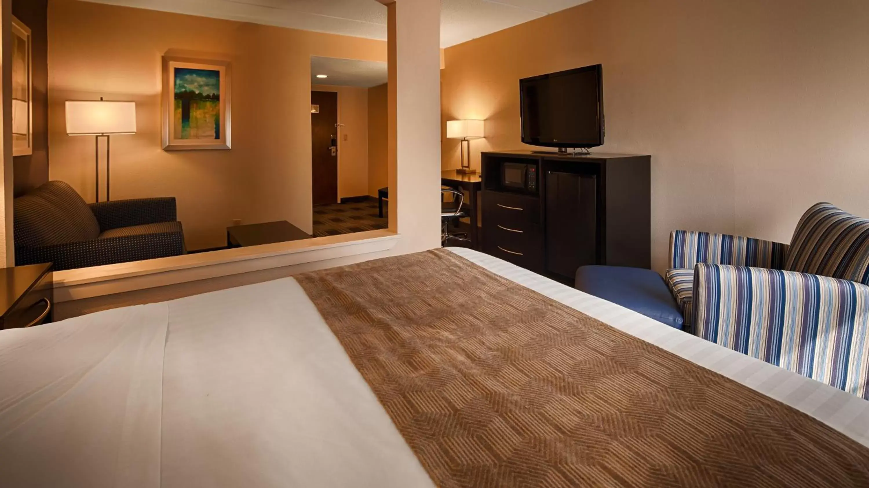 Bedroom, TV/Entertainment Center in Best Western Hartford Hotel and Suites