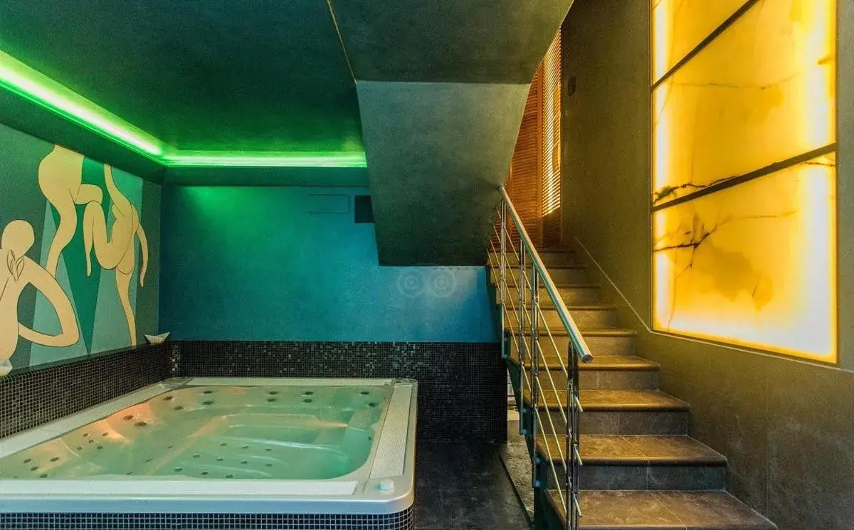 Hot Tub, Swimming Pool in Albergo Celide