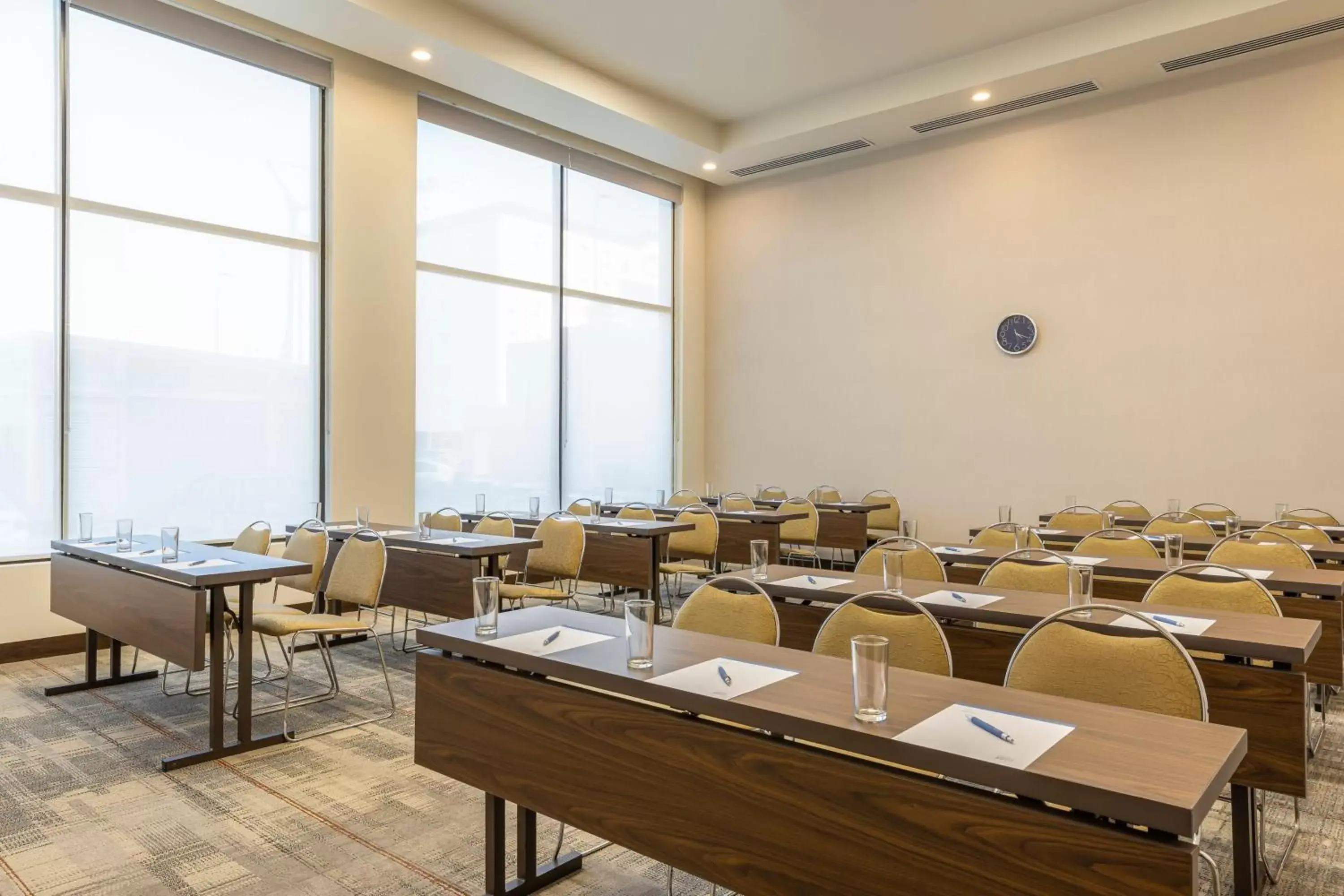 Meeting/conference room, Restaurant/Places to Eat in Four Points by Sheraton Monterrey Airport