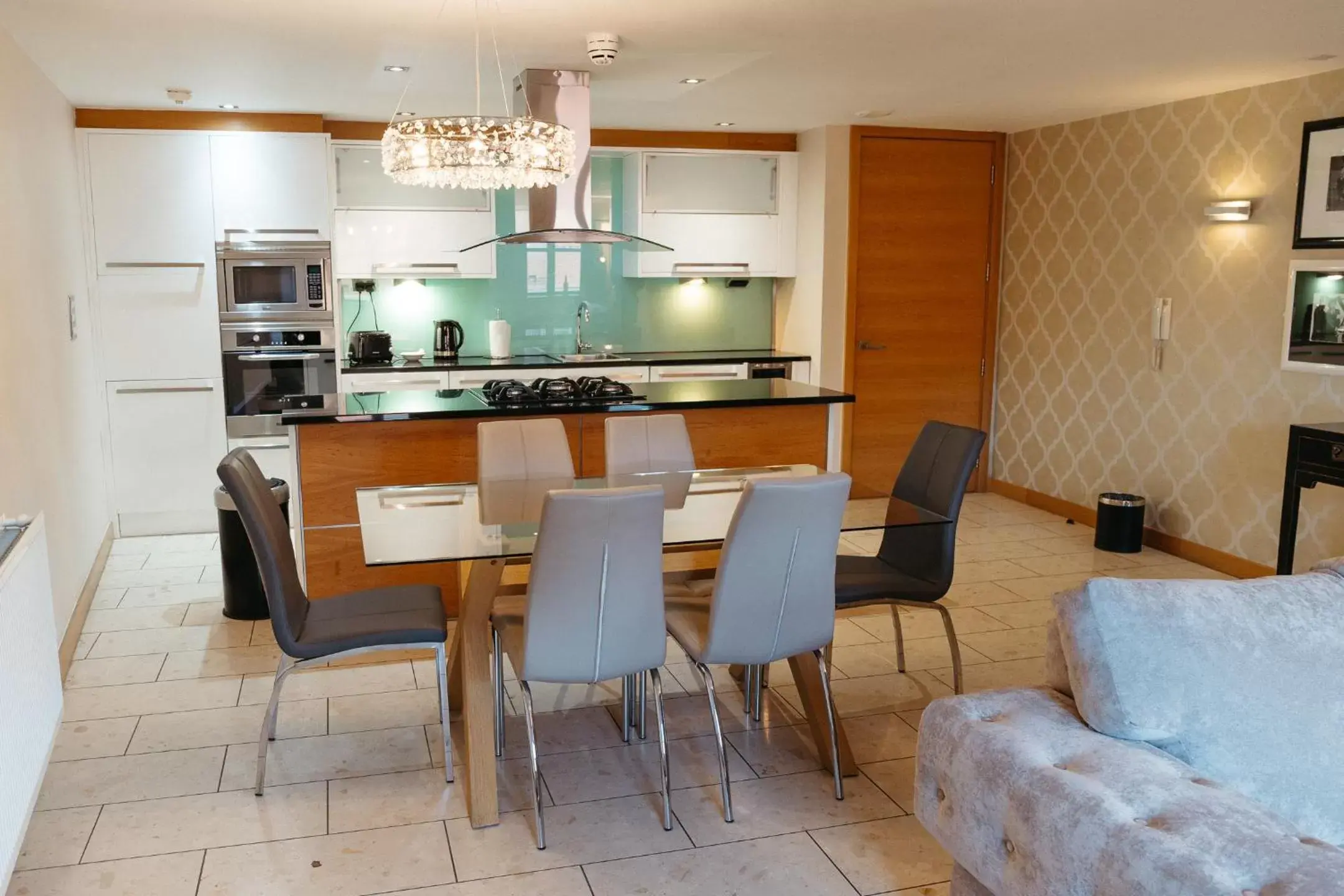 Kitchen or kitchenette, Dining Area in Posh Pads - Liverpool 1 - Apart-Hotel