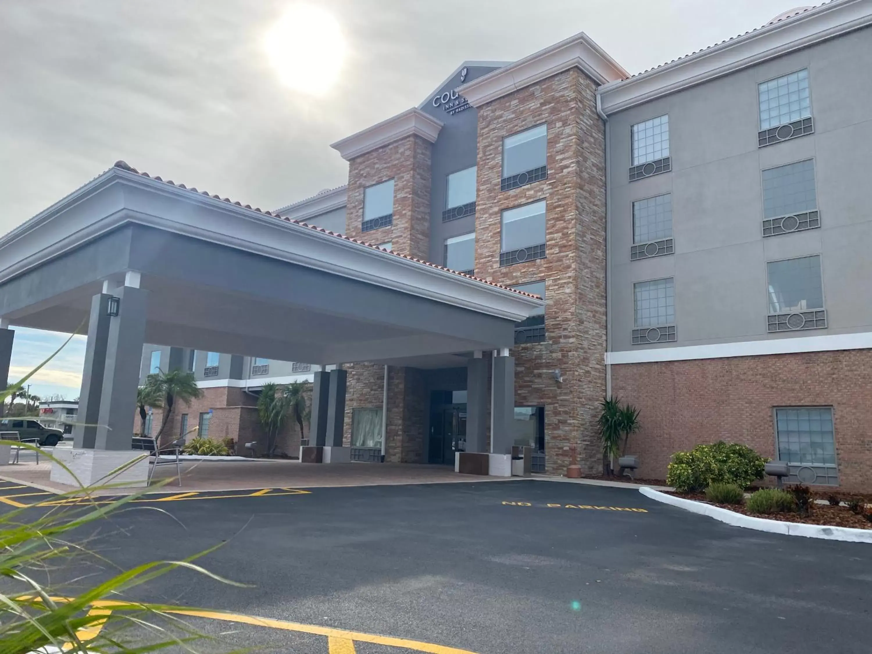 Property Building in Country Inn & Suites by Radisson, Tampa RJ Stadium