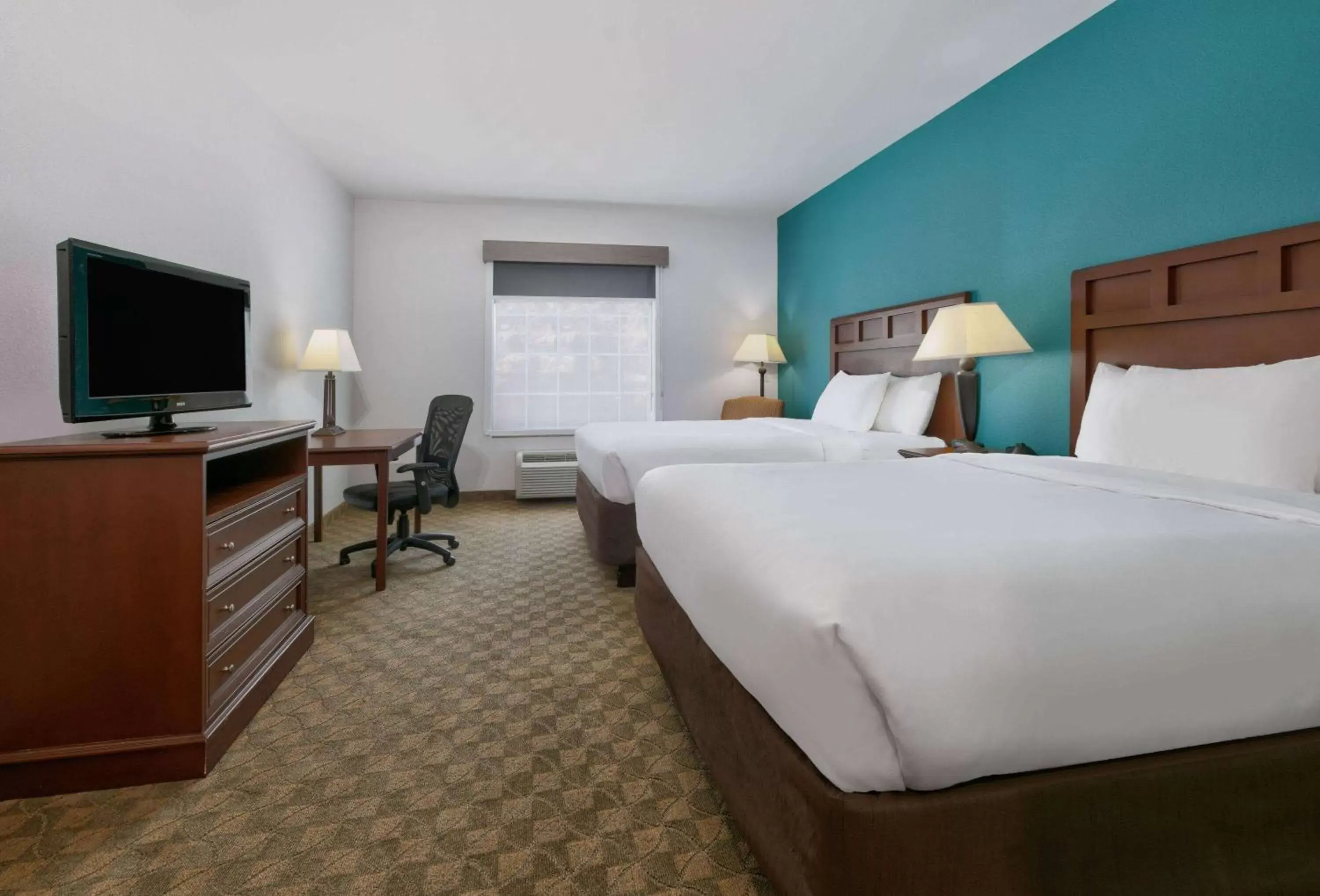 Photo of the whole room, Bed in Baymont Inn & Suites by Wyndham Glen Rose