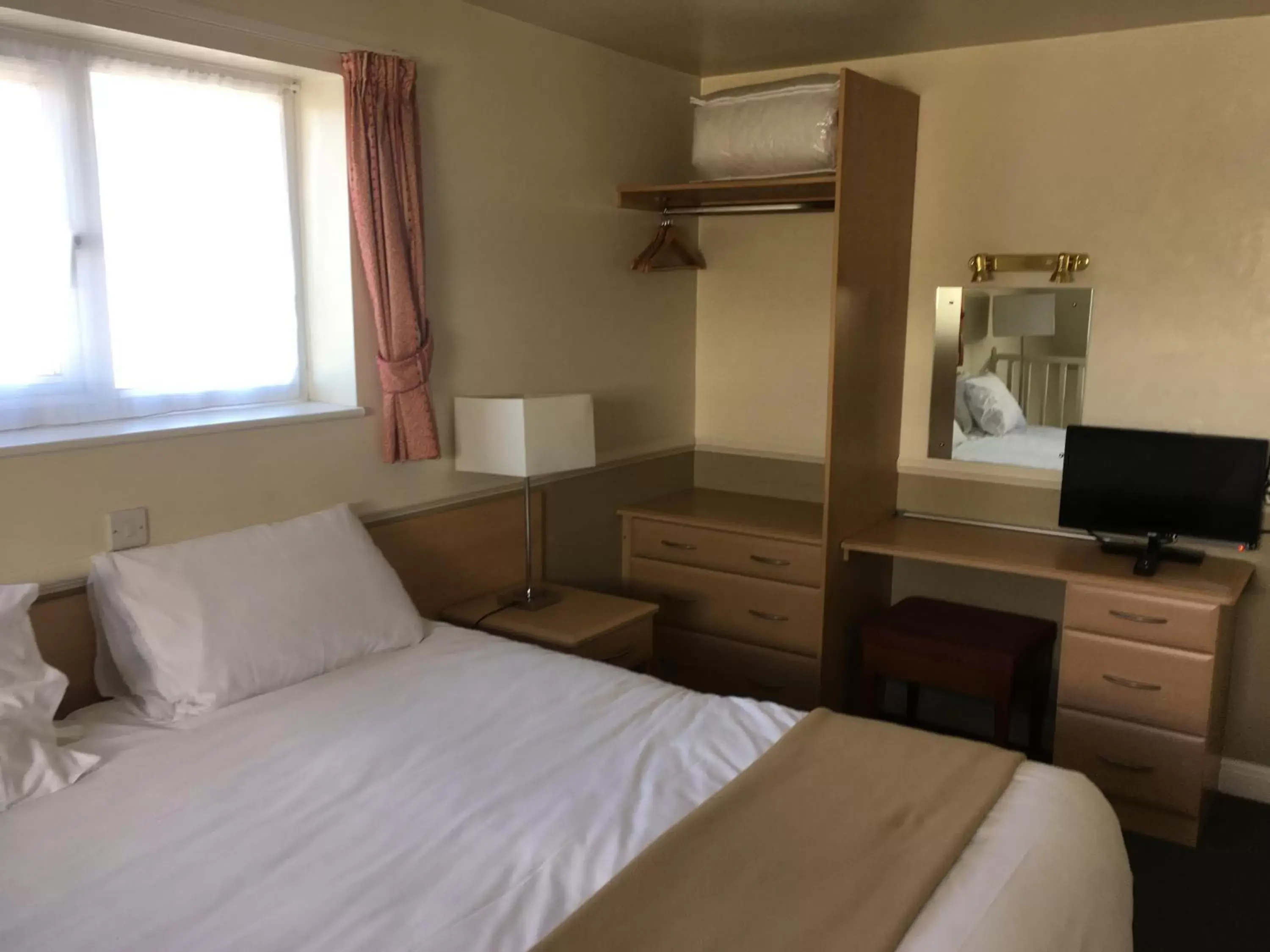 Bedroom, Bed in Moreton Park Hotel