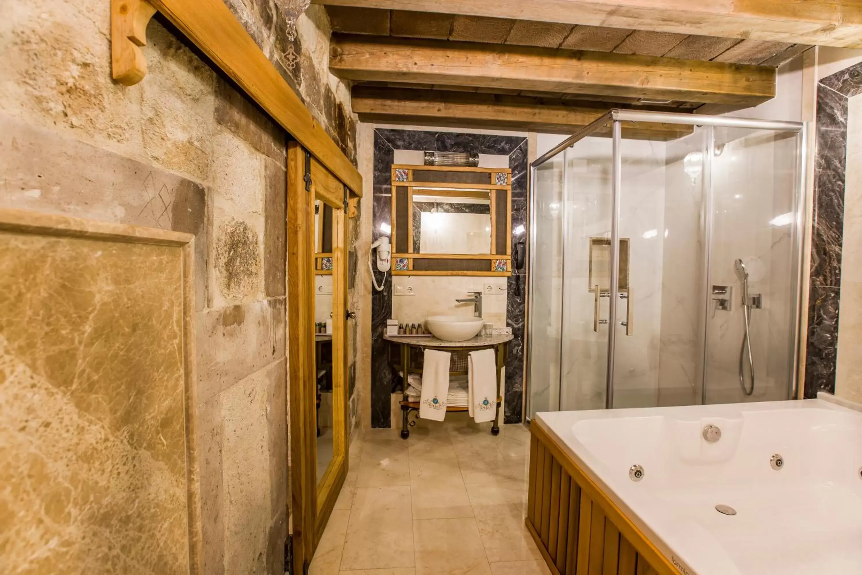 Shower, Bathroom in Imperial Cave Suites & Spa