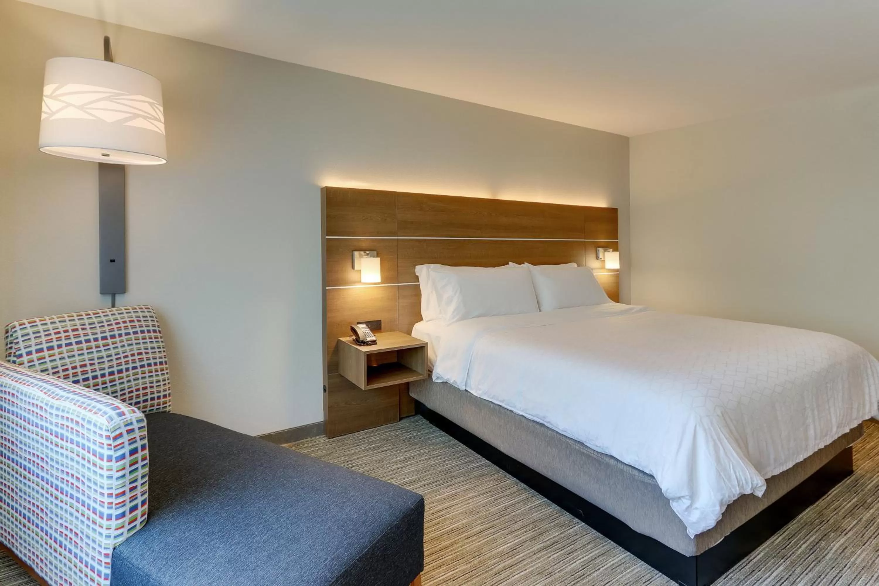 Photo of the whole room, Bed in Holiday Inn Express & Suites - Roanoke – Civic Center