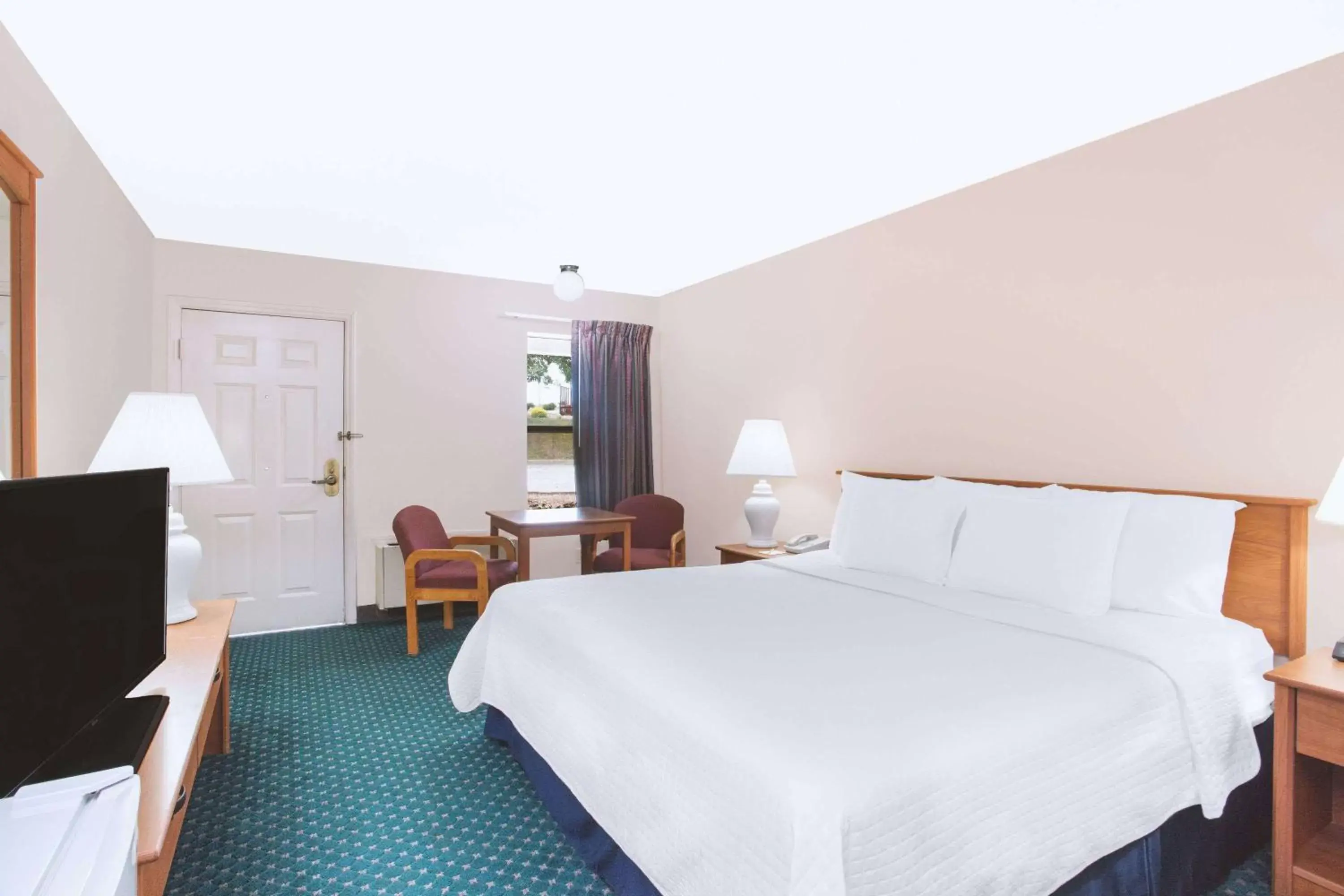 Photo of the whole room, Bed in Days Inn by Wyndham Wytheville