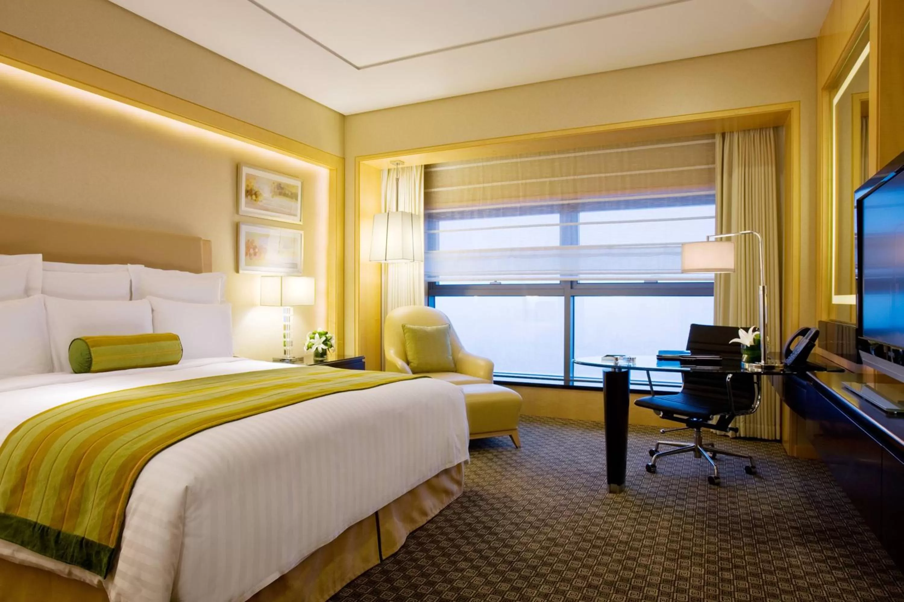 Photo of the whole room, Bed in Ningbo Marriott Hotel
