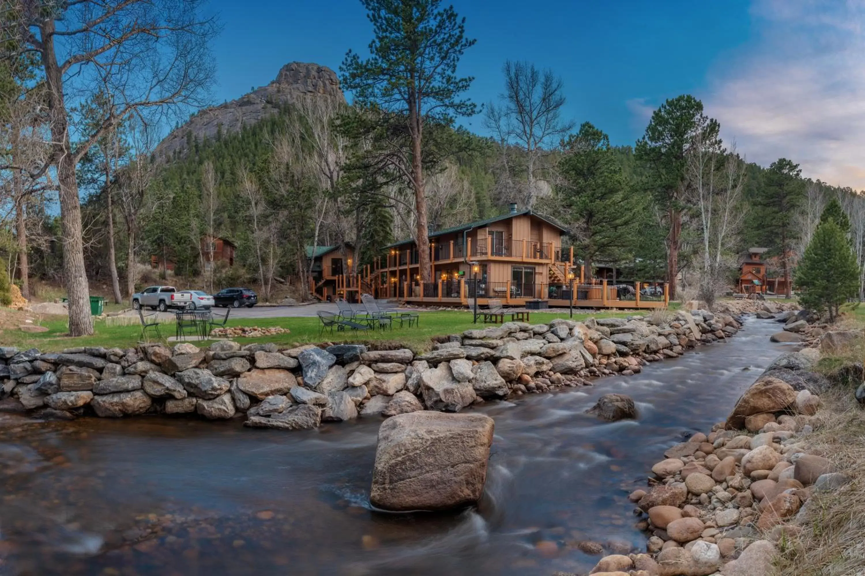 4 Seasons Inn on Fall River 4 Seasons Inn on Fall River