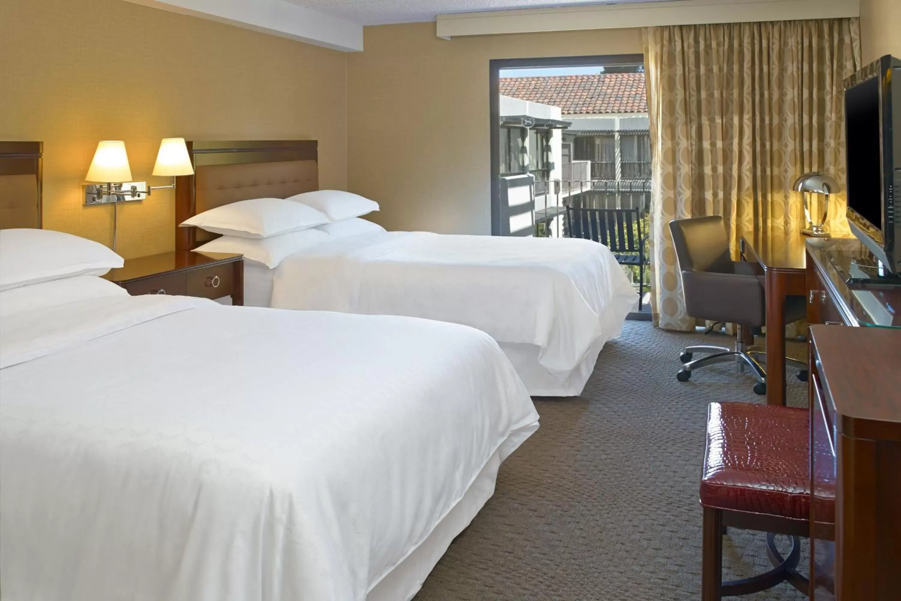 Photo of the whole room, Bed in Sheraton Palo Alto Hotel