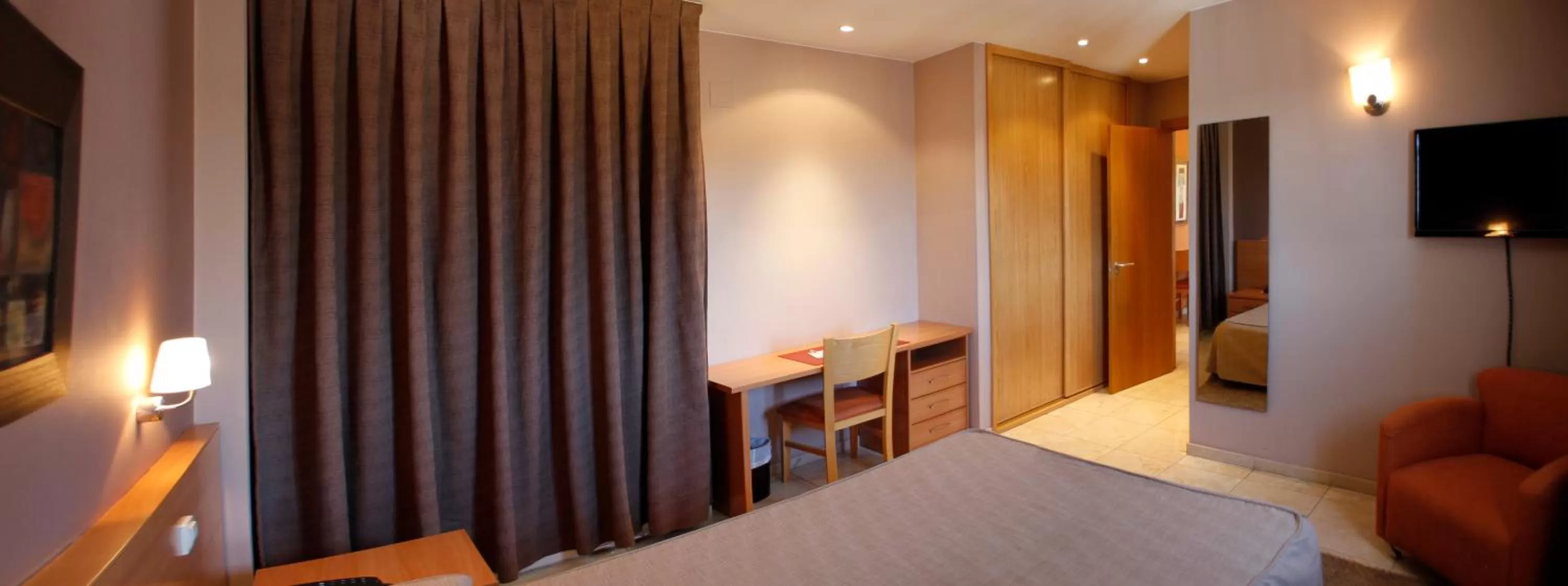 Decorative detail, Bed in Hotel Apartamentos Ciudad de Lugo