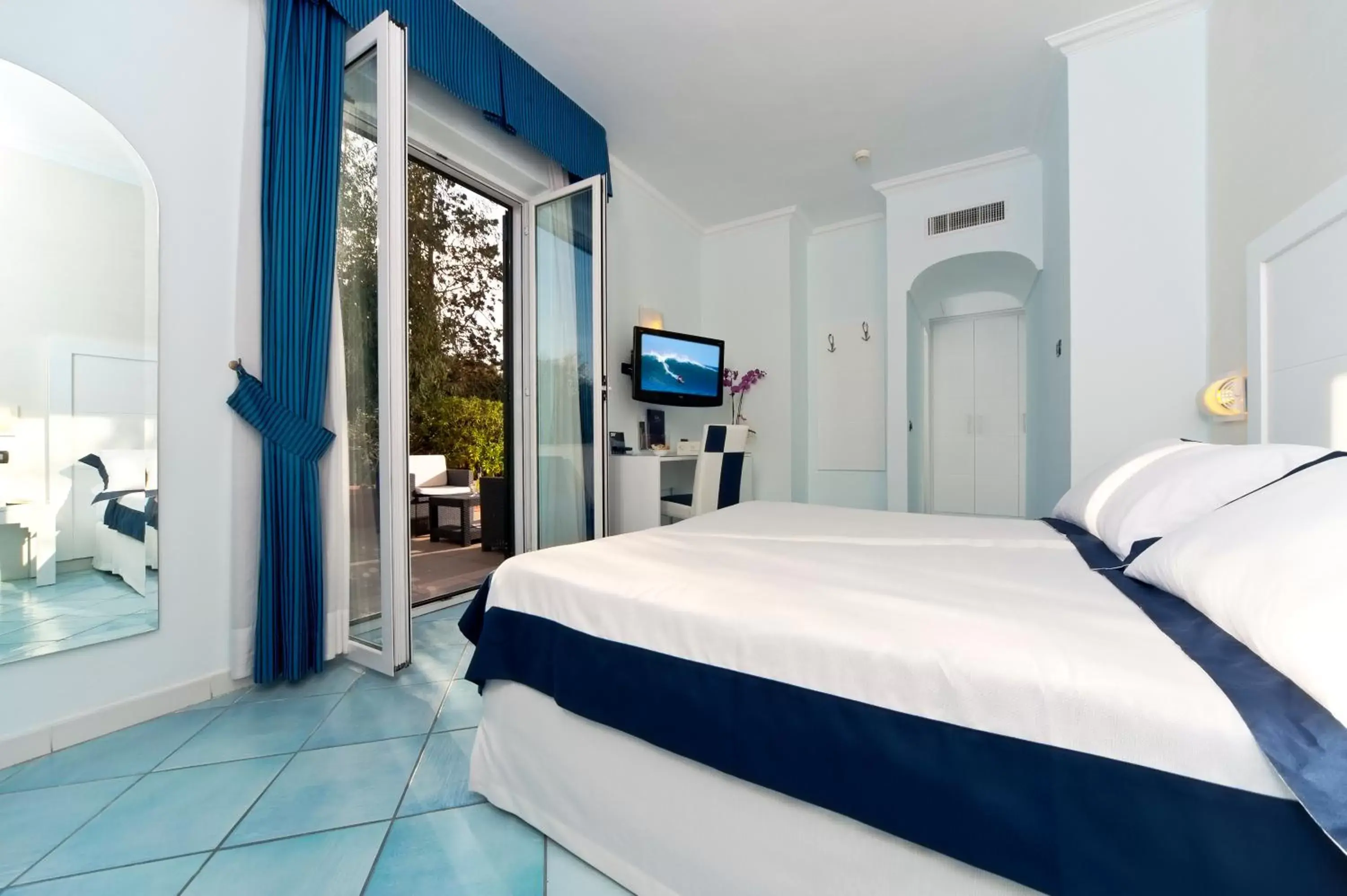 Photo of the whole room, Bed in Hotel Villa Durrueli Resort & Spa