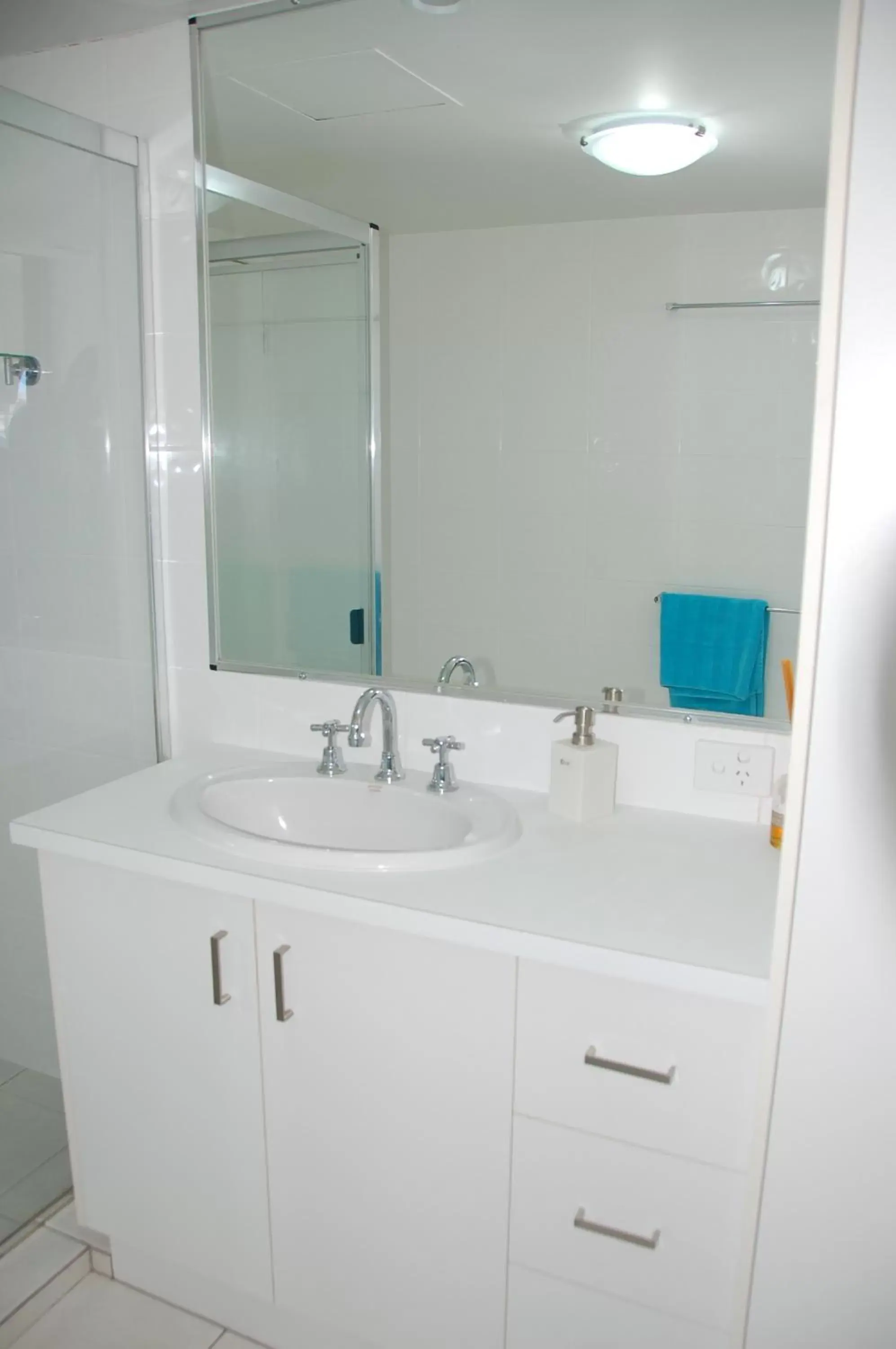 Bathroom in Spindrift on the Beach - Absolute Beachfront