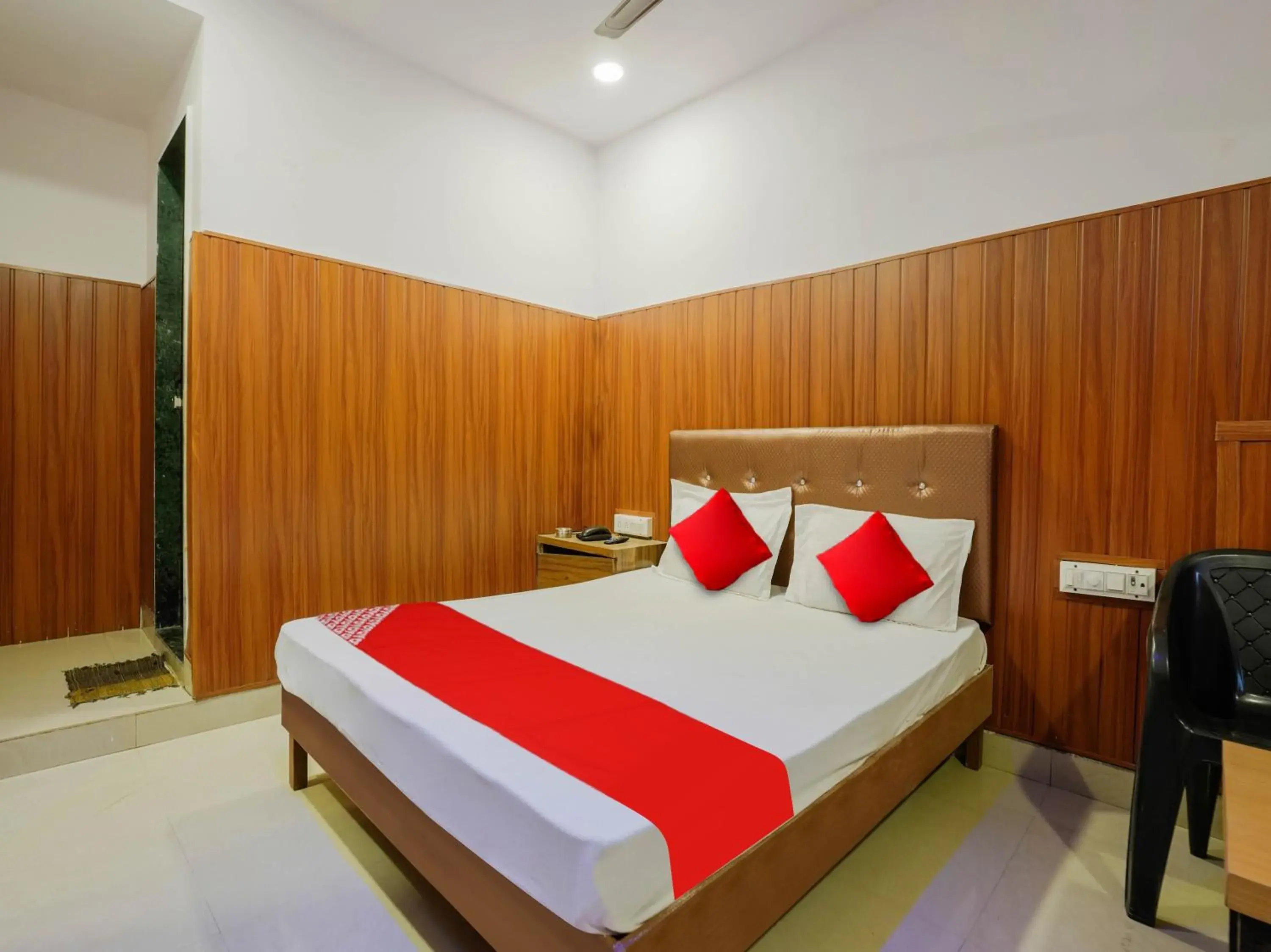 Bedroom, Bed in OYO Flagship Hotel Spotlight