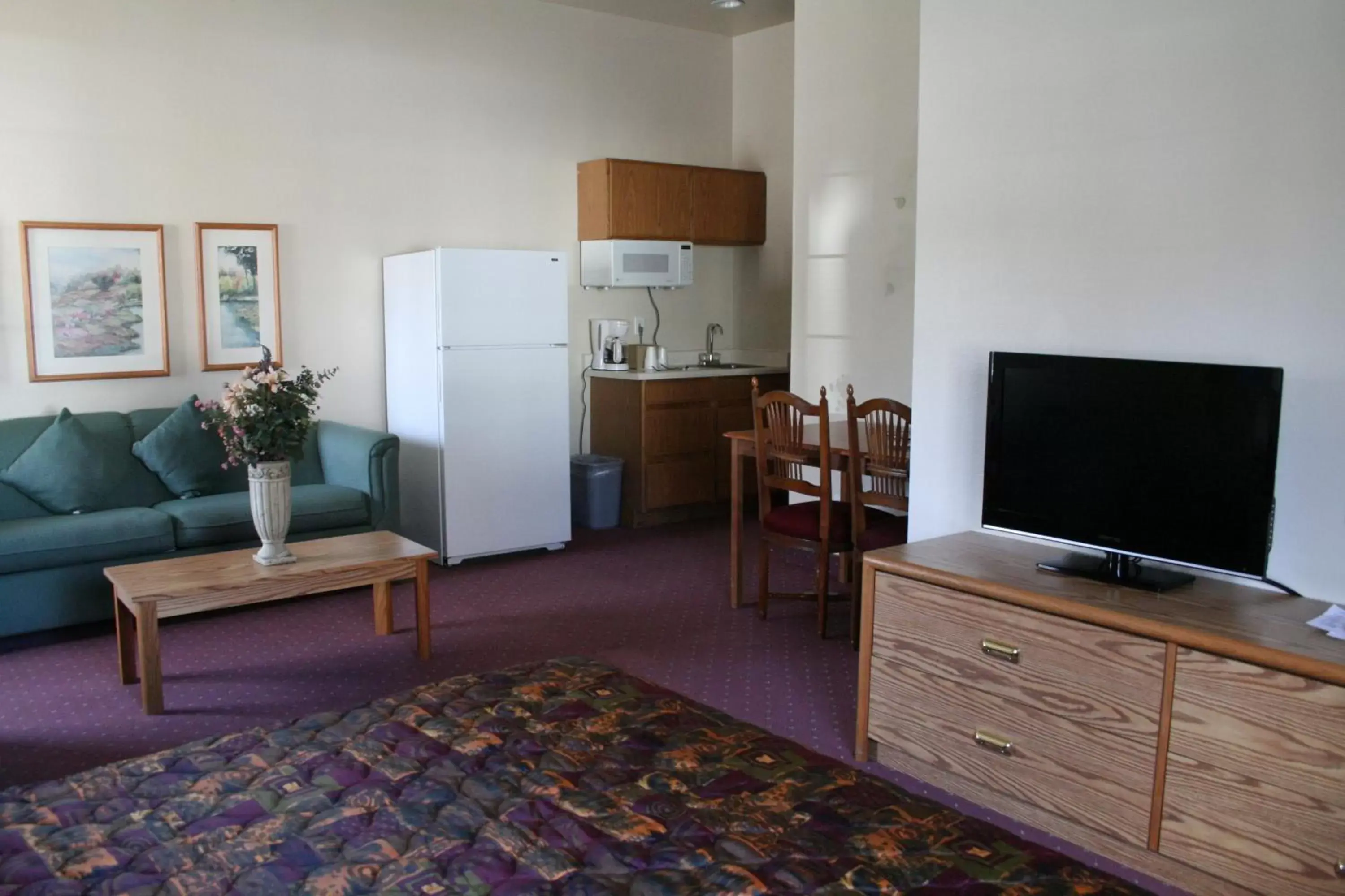 Communal lounge/ TV room, TV/Entertainment Center in Carson City Plaza Hotel