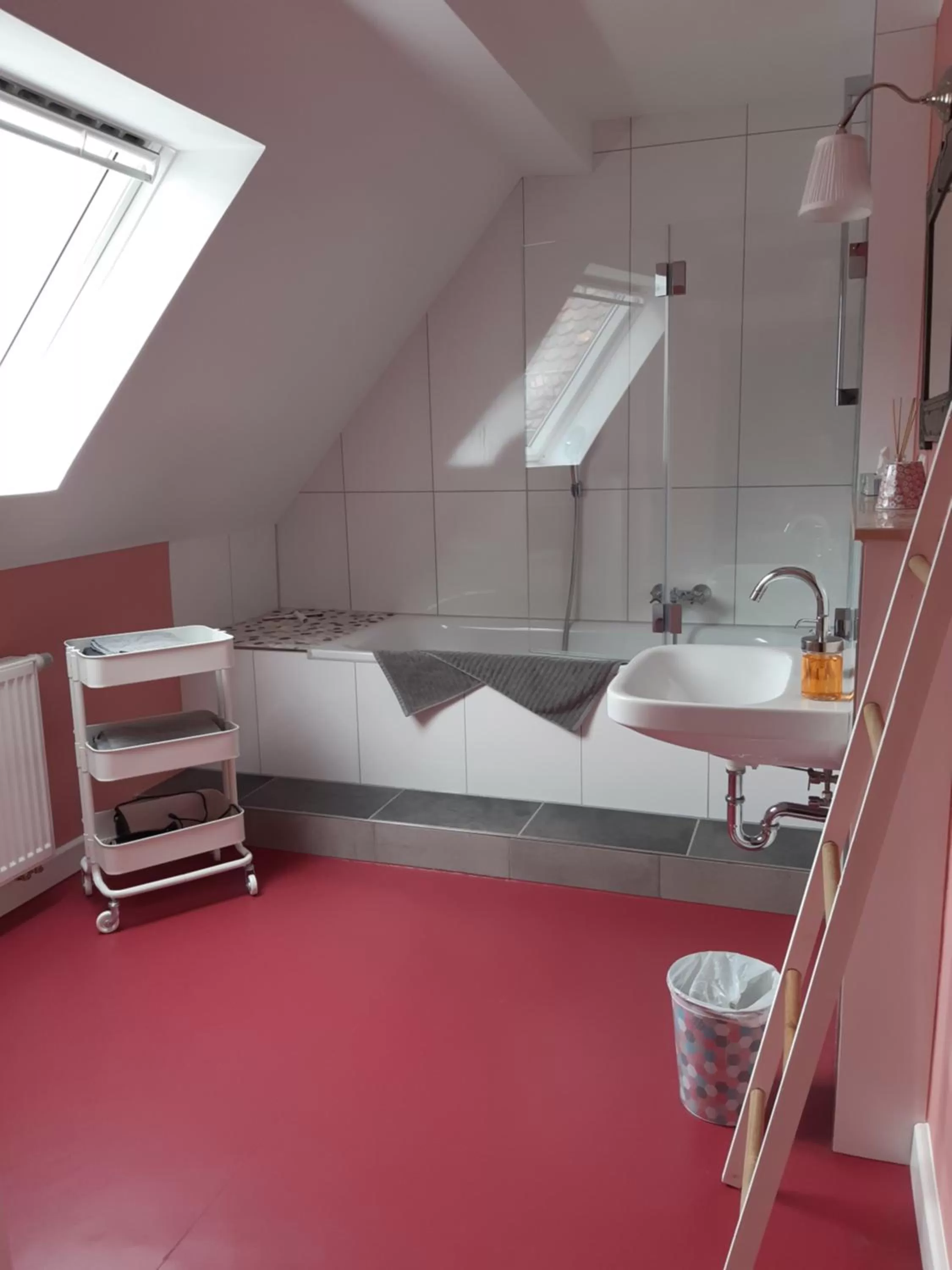 Bathroom, Bed in Emmas