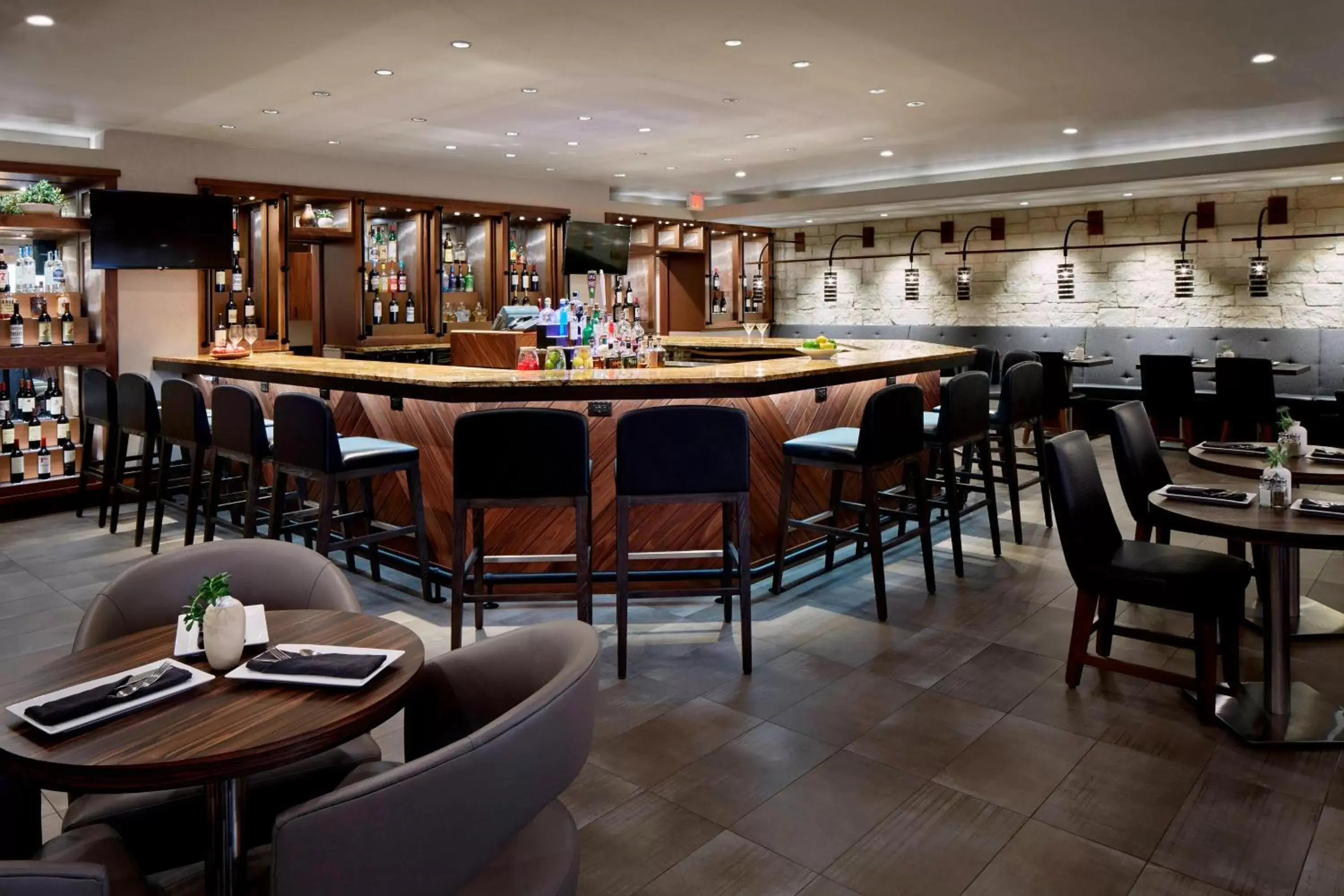 Kitchen or kitchenette, Lounge/Bar in Marriott DFW Airport South