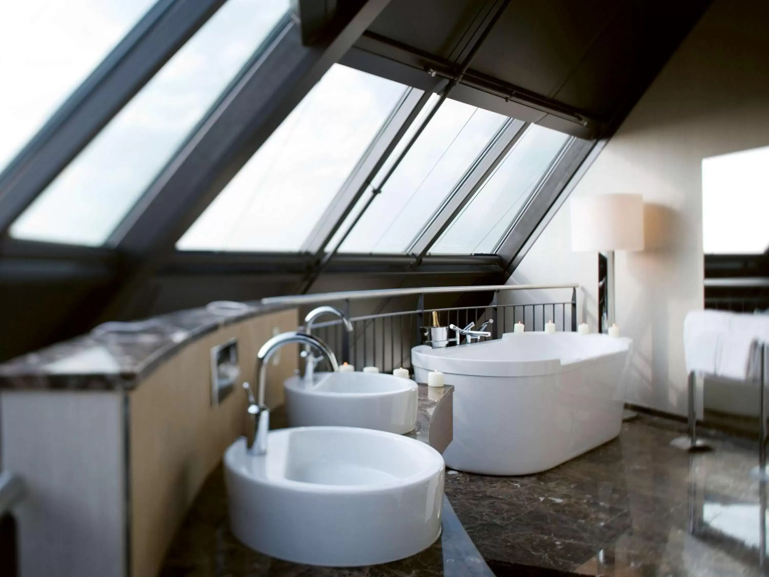 Photo of the whole room, Bathroom in Mövenpick Hotel Hamburg