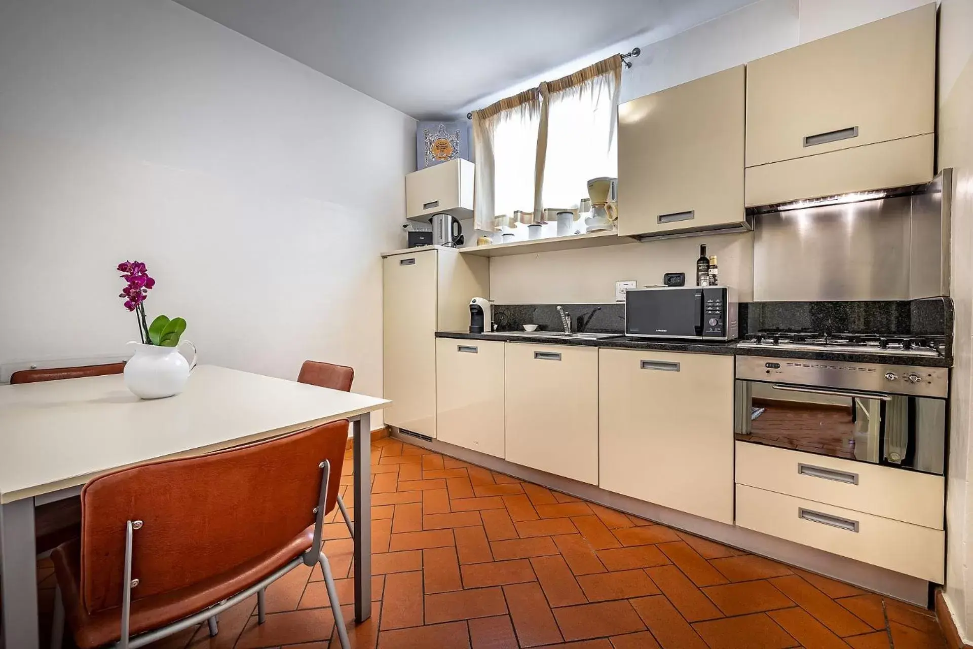 Dining area, Kitchen/Kitchenette in Palazzo Gamba Apartments al Duomo