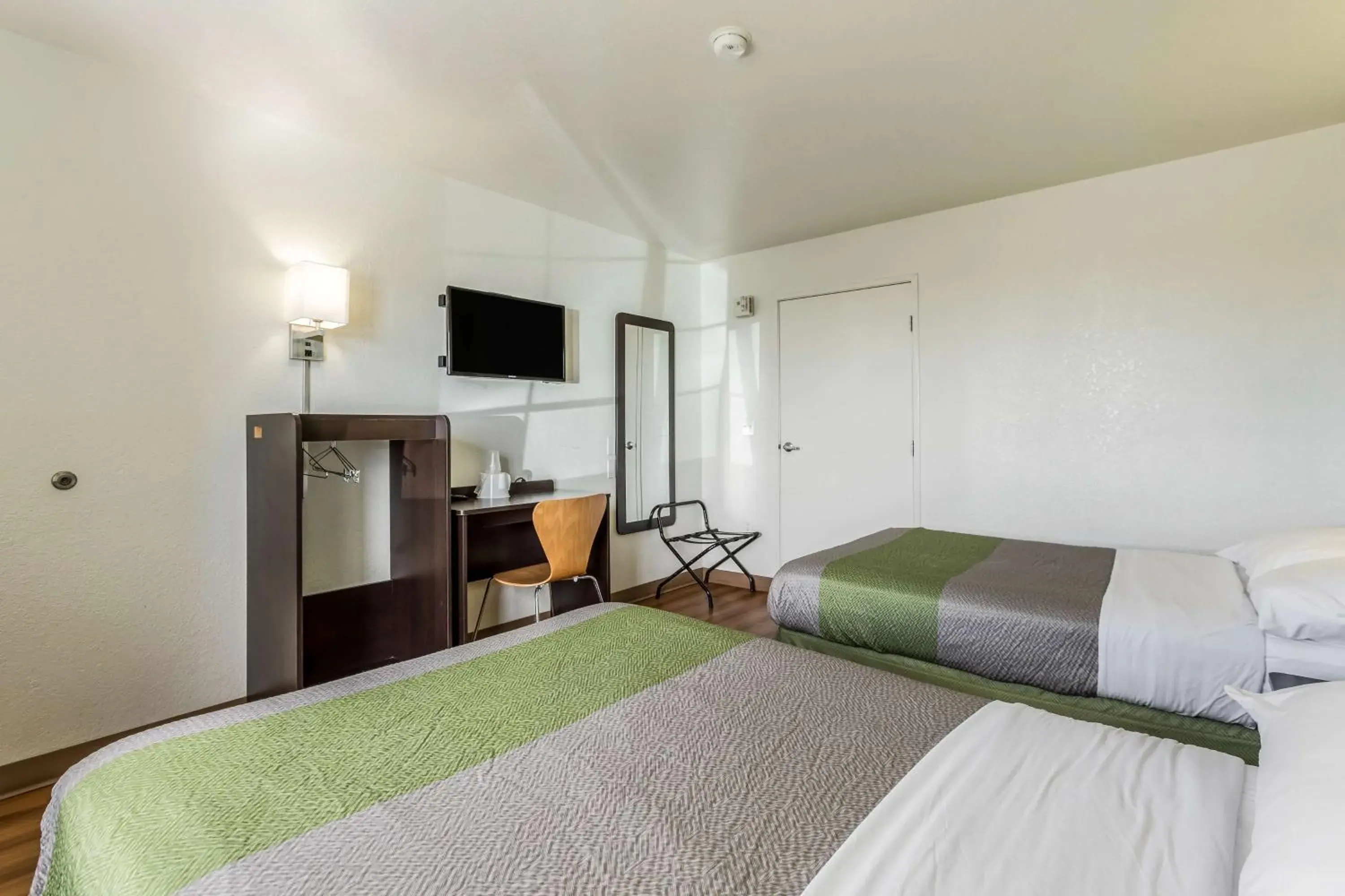 TV and multimedia, Bed in Motel 6-El Paso, TX - East TV and multimedia, Bed in Motel 6-El Paso, TX - East