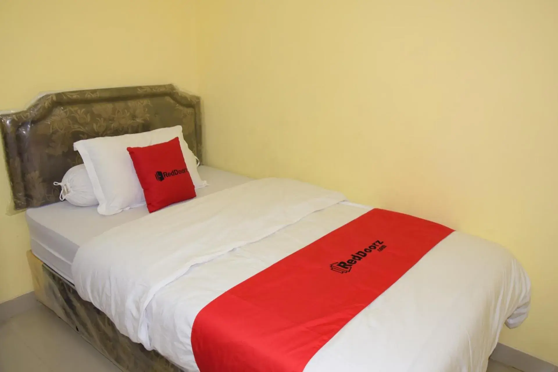 Bedroom, Bed in RedDoorz Syariah near Jogja City Mall 2
